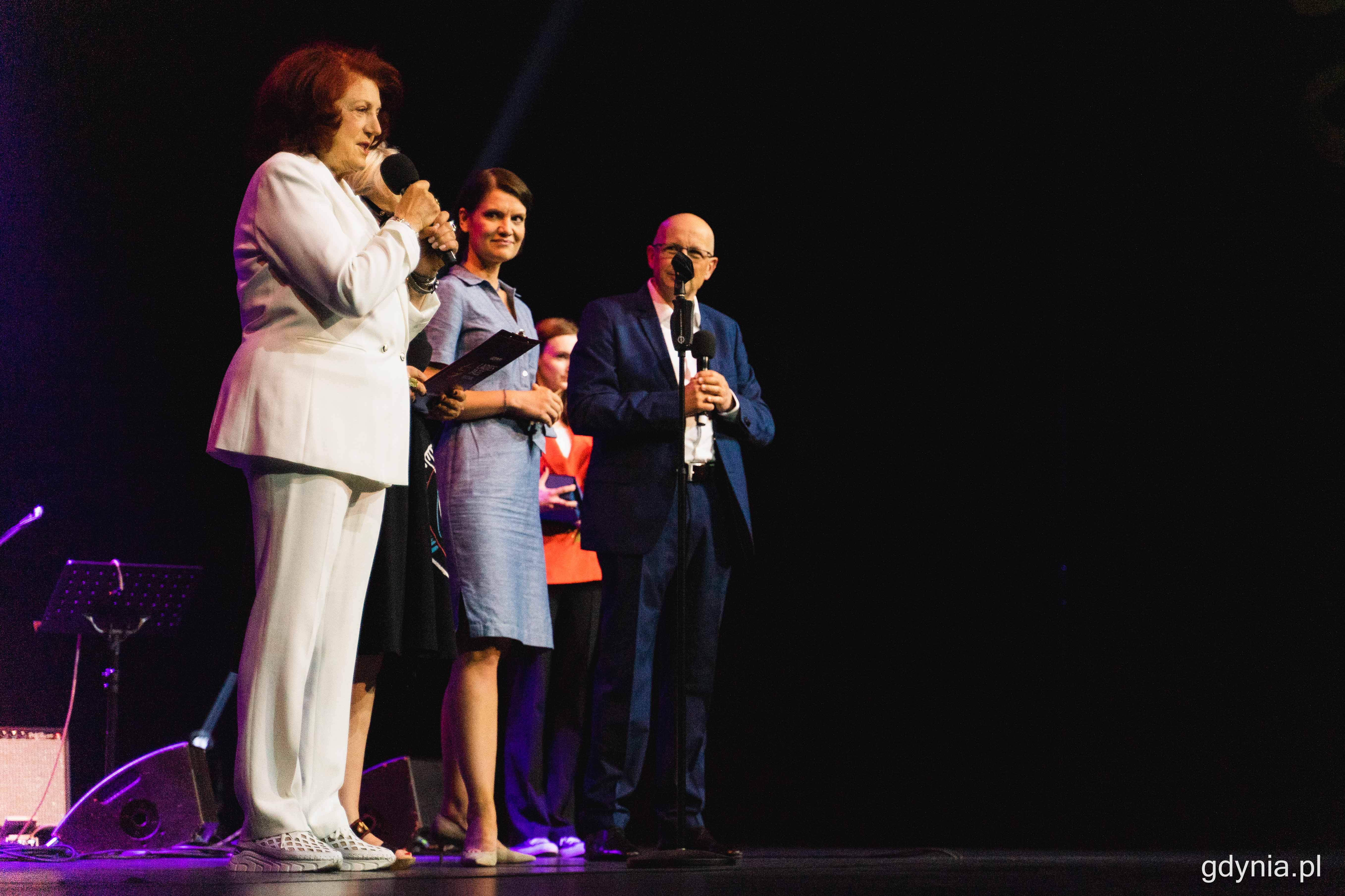 Urszula Dudziak (na pierwszym planie), przewodnicząca jury konkursu ogłosiła werdykt na scenie Teatru Muzycznego, fot. Kamil Złoch