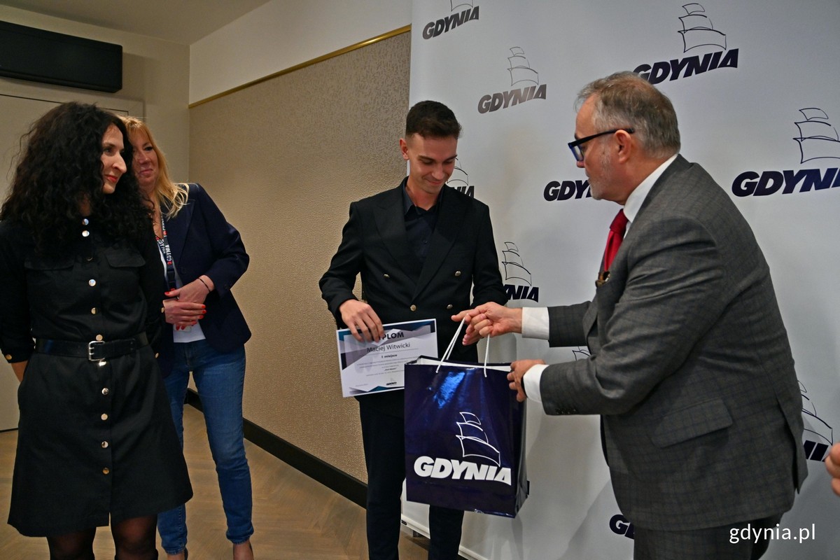 Prezydent Wojciech Szczurek wręcza nagrodę Maciejowi Witwickiemu. Obok: Katarzyna Gruszka &ndash; naczelnik Wydziału Strategii Urzędu Miasta i przewodnicząca komisji konkursowej oraz Joanna Skibińska-Buryn (z prawej) &ndash; członkini komisji konkursowej 
