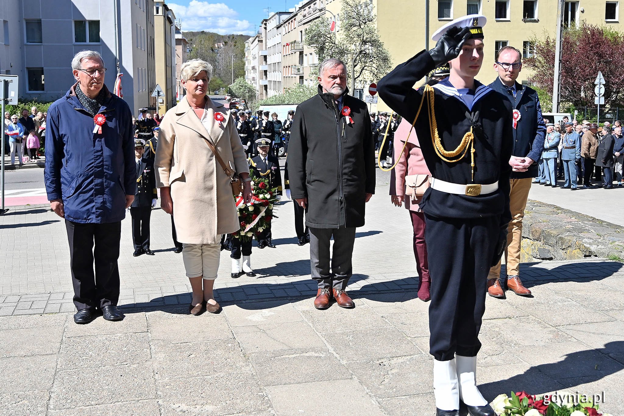 Delegacja gdyńskich samorządowc&oacute;w składa kwiaty przed pomnikiem Konstytucji 3 Maja. Od lewej: Zenon Roda i Elżbieta Raczyńska - radni Gdyni, Wojciech Szczurek - prezydent Gdyni i Jakub Ubych - wiceprzewodniczący Rady Miasta Gdyni. Na pierwszym planie salutujący przed pomnikiem marynarz // fot. Michał Puszczewicz