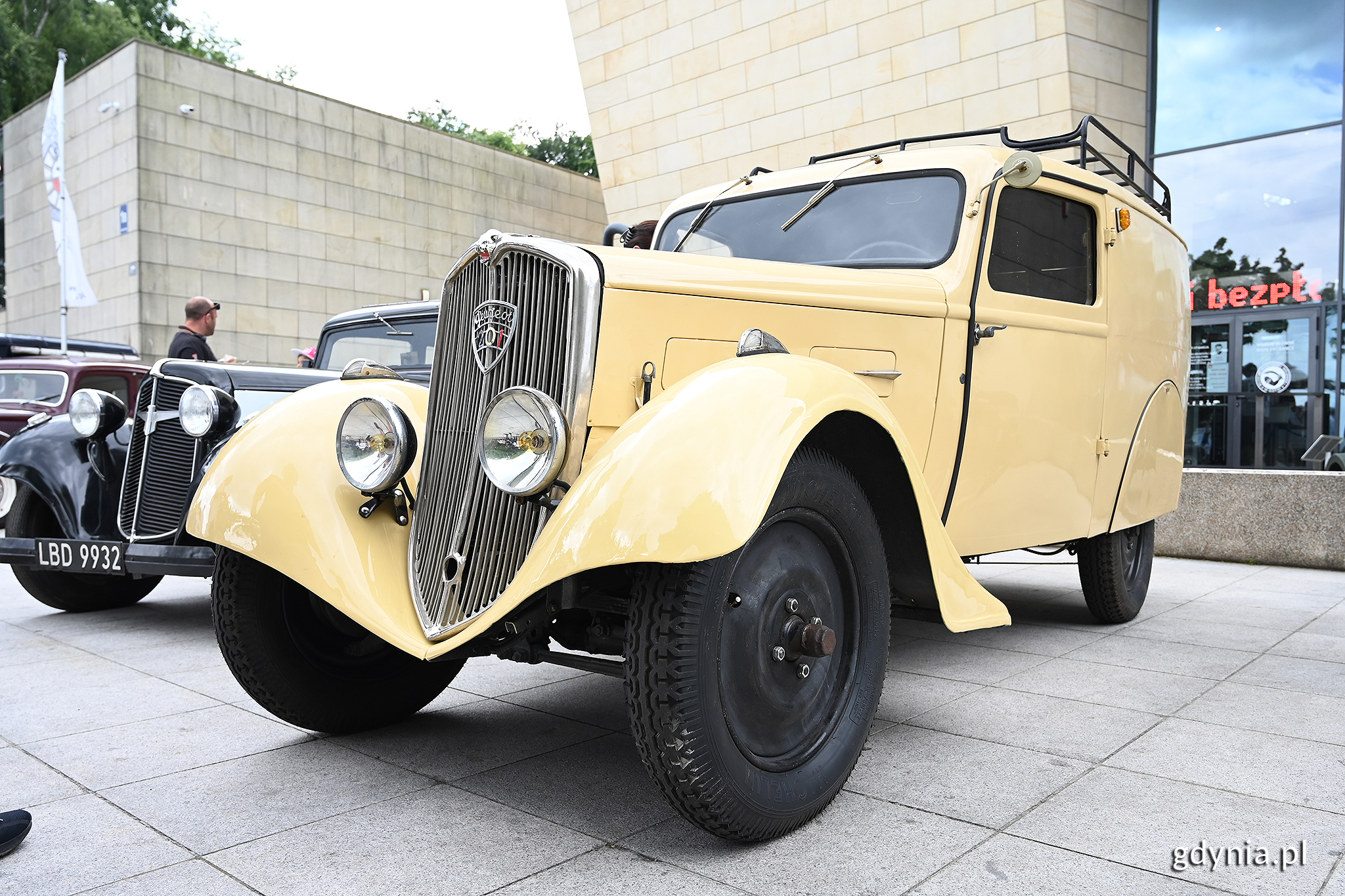 Zabytkowe auto przed Muzeum Marynarki Wojennej. Fot. Michał Puszczewicz