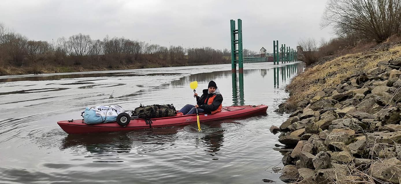 Szymon Machnowski na bieżąco stara się uwieczniać kolejne etapy spływu Wisłą, fot. wydarzenie #PłyniemyDlaSławka na Facebooku