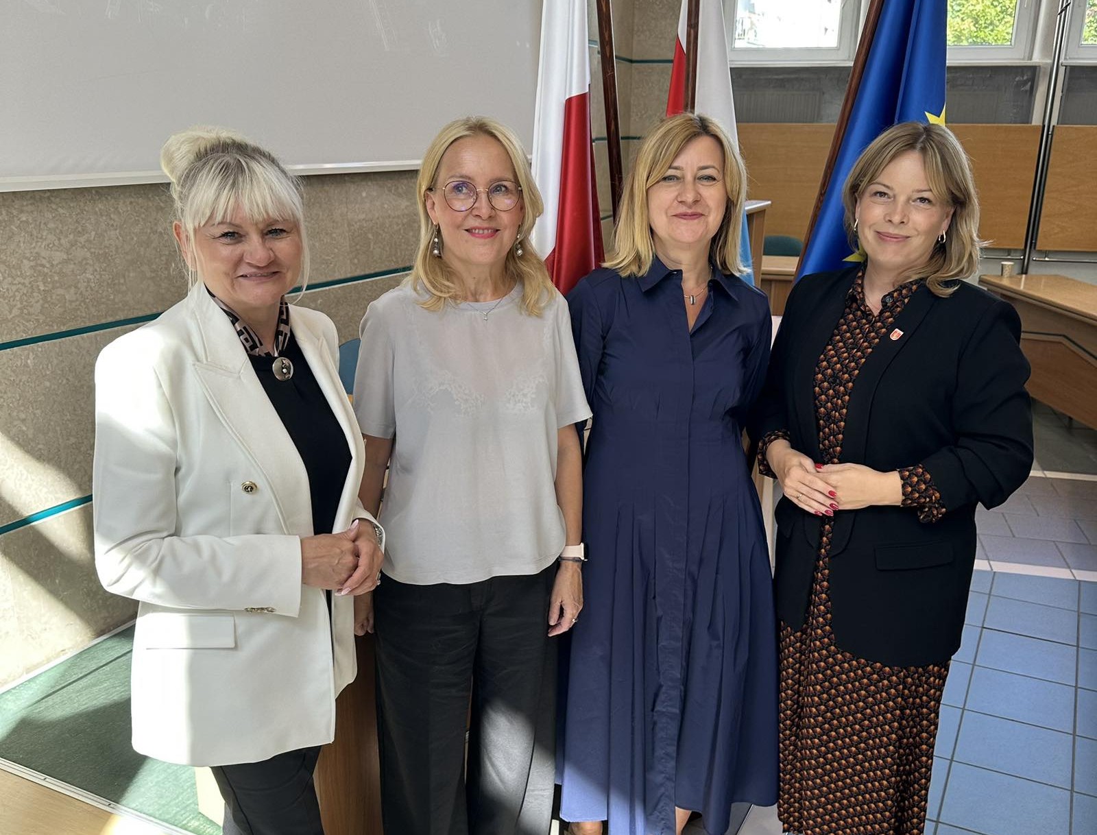 Od prawej stoją: wiceprezydentka Oktawia Gorzeńska, Olga Labudda, Danuta Maliszewska, ustępująca dyrektor SP nr 51 i naczelniczka Wydziału Edukacji Iwona Tanewska