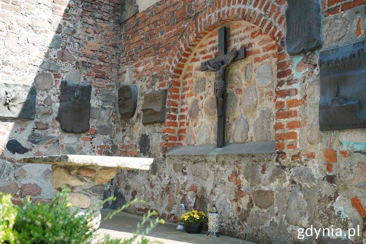 Ołtarz Polowy i ciąg spiżowych tablic upamiętniających zatopione okręty, czyli tzw. Małym Panteonie Marynarki Wojennej