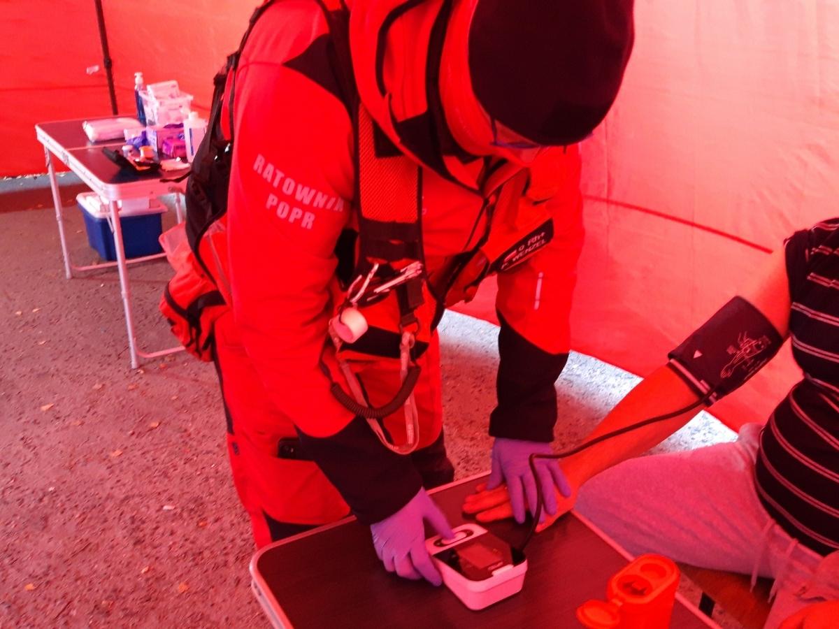 Sam&oacute;ch&oacute;d pogotowia ratunkowego przed schroniskiem dla os&oacute;b bezdomnych