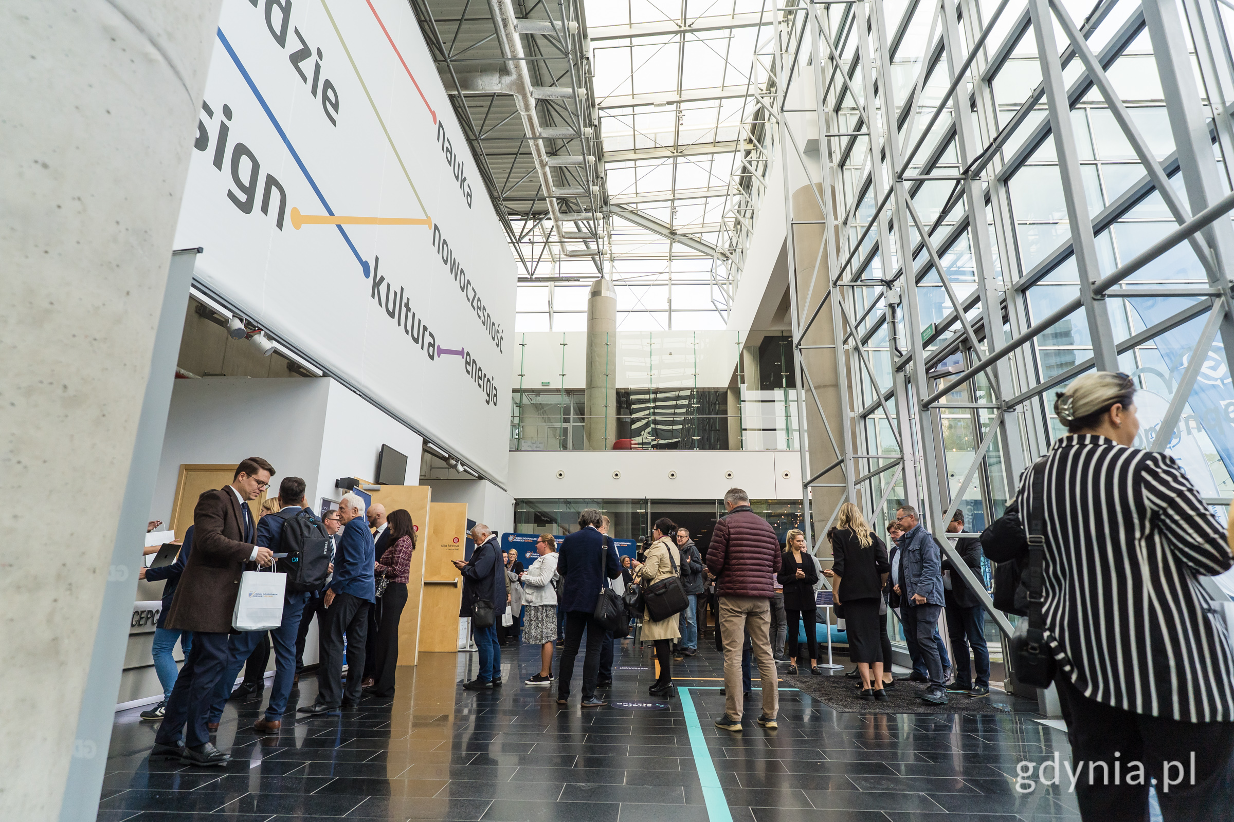 24. Forum Gospodarki Morskiej i uczes5tnicy na holu w PPNT