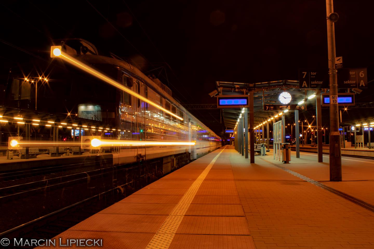 Na peronach dalekobieżnych stacji Gdynia Gł&oacute;wna będą zatrzymywać się pociągi kursujące np. do Zakopanego, Wrocławia czy na Mazury, fot. Marcin Lipiecki / z facebookowej grupy &bdquo;Gdynia w obiektywie&rdquo; (facebook.com/groups/gdyniawobiektywie)