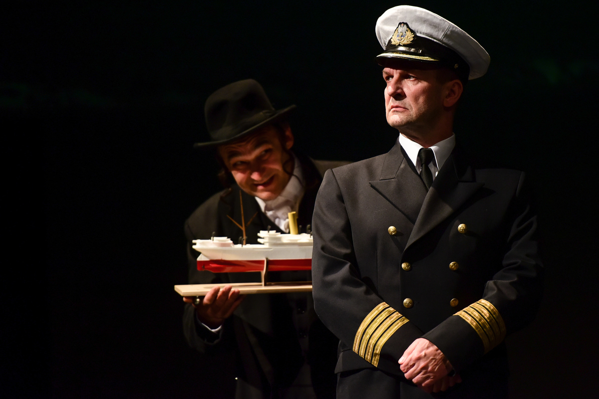Piotr Michalski w roli kapitana Mamerta Stankiewicza w spektaklu &bdquo;Znaczy kapitan&rdquo; // fot. Roman Jocher