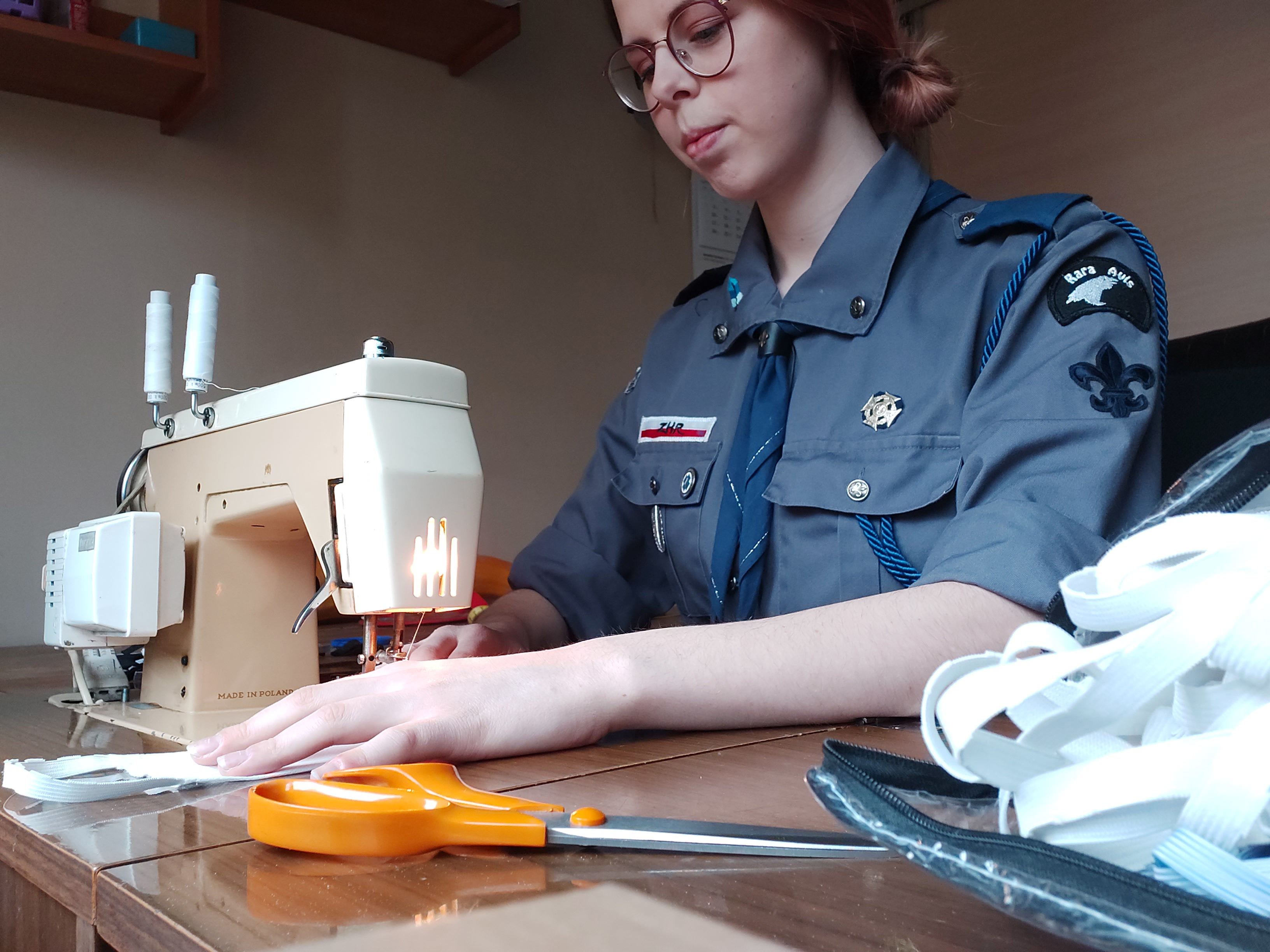 Harcerka szyje maseczki, fot. archiwum ZHR