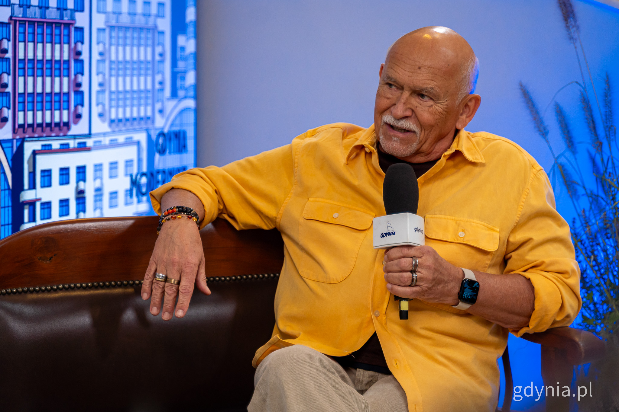 plakacista Andrzej Pągowski w studiu &bdquo;Gdynia Filmowa&rdquo;