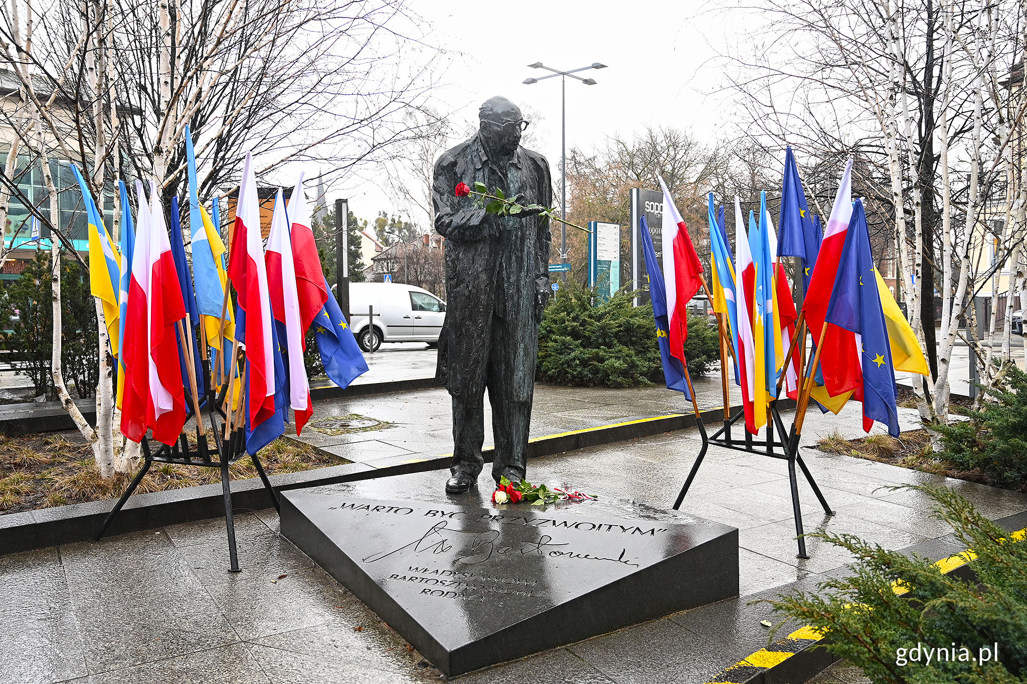 Pomnik Władysława Bartoszewicza ze złożonymi w 100. rocznicę urodzin Profesora. Fot. Michał Puszczewicz