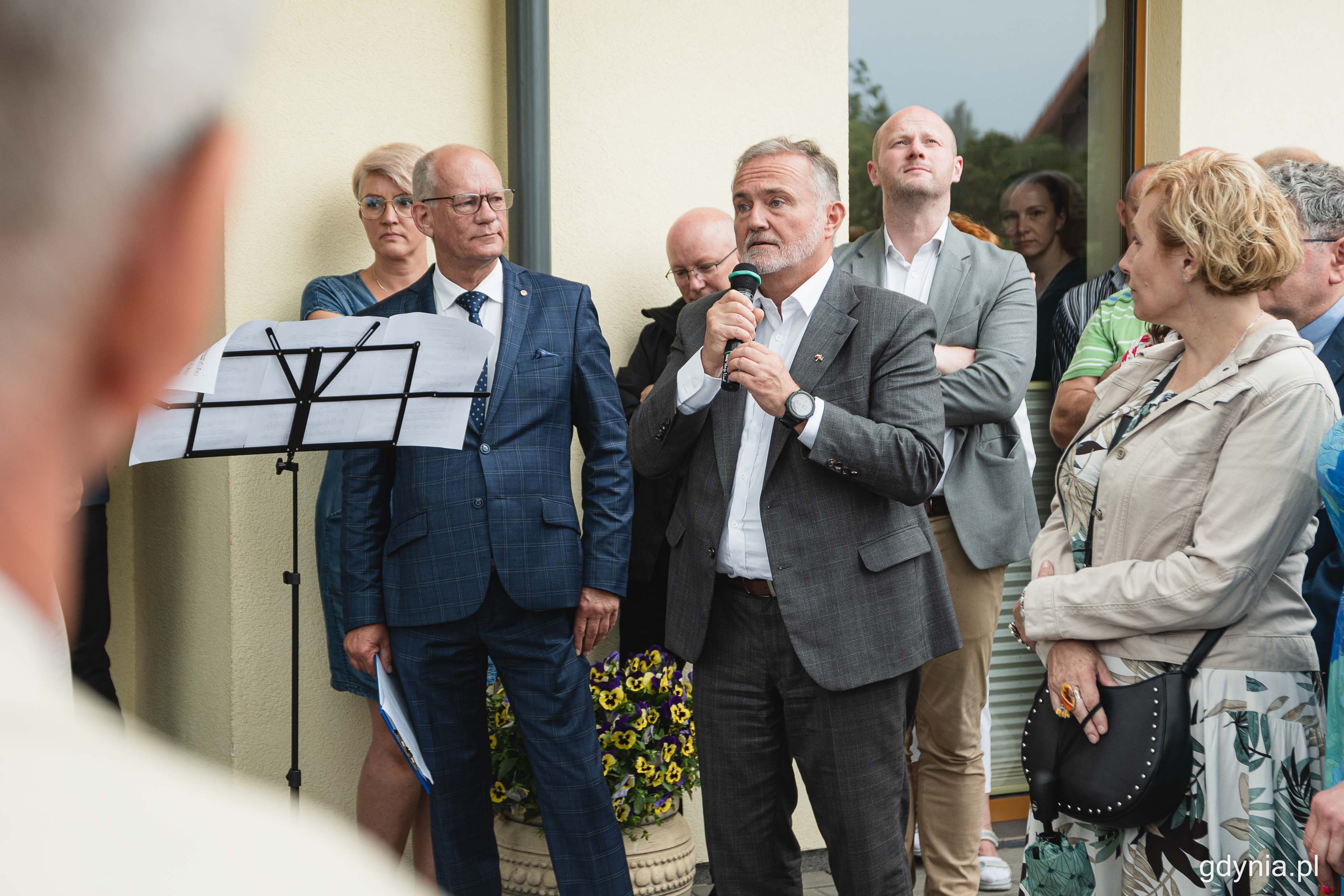 Prezydent Gdyni, Wojciech Szczurek (na zdj. przemawia z mikrofonem) podziękował klubowi za społeczną odpowiedzialność i cenne wsparcie hospicjum, fot. Kamil Złoch