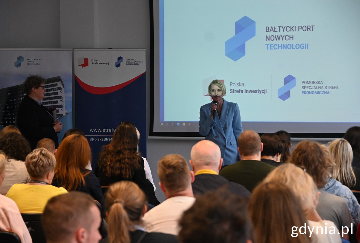 Dyrektor PUP Jolanta Klauze stoi przed siedzącymi uczestnikami spotkania w Bałtyckim Porcie Nowych Technologii