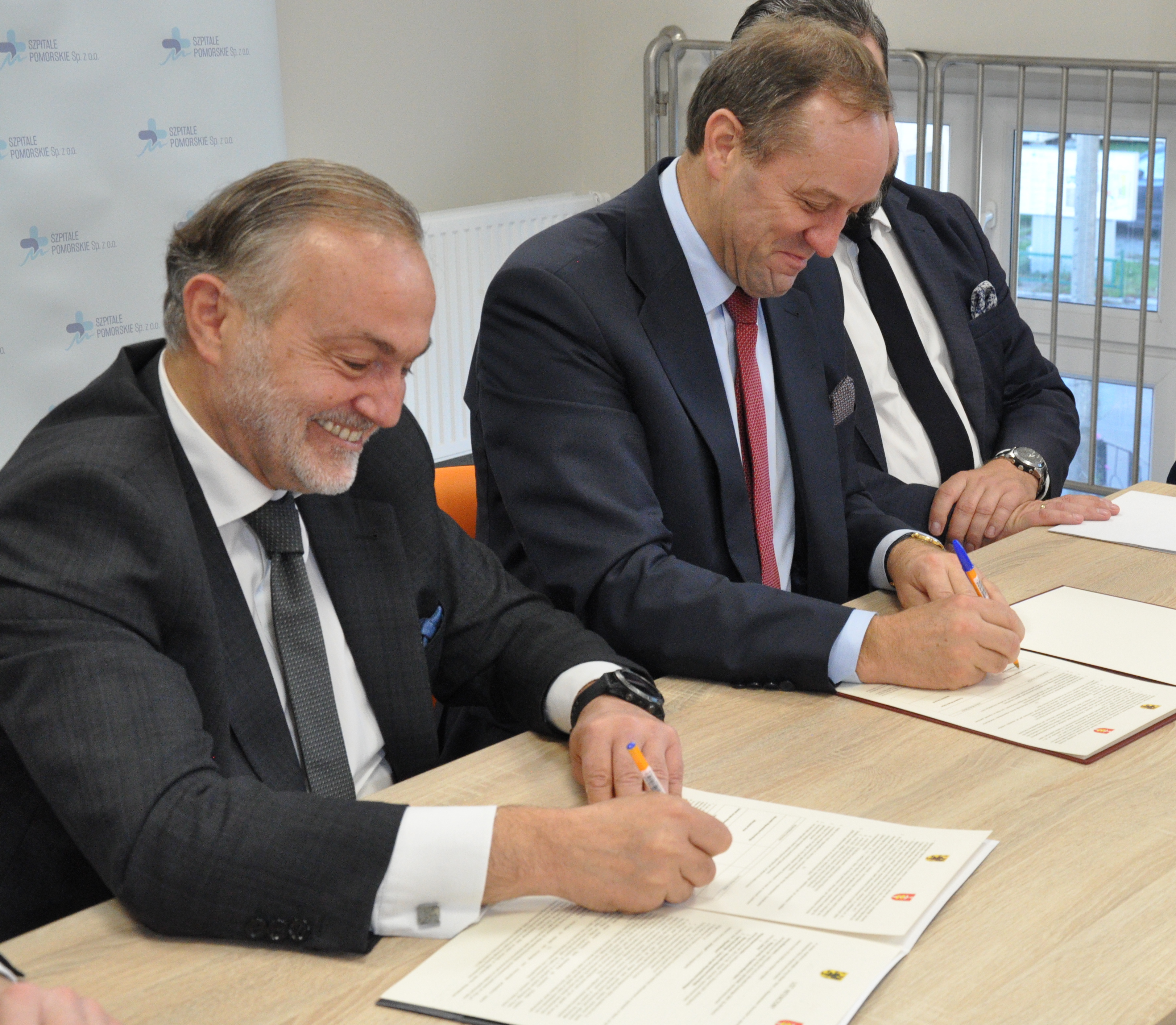 Wojciech Szczurek, prezydent Gdyni wraz z Mieczysławem Strukiem, marszałkiem Wojew&oacute;dztwa Pomorskiego oraz Pawłem Orłowskim, członkiem zarządu Wojew&oacute;dztwa Pomorskiego, podpisują list intencyjny, fot. gdynia.pl