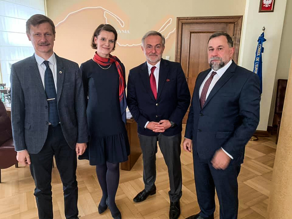 Spotkanie w Urzędzie Miasta Gdyni w październiku 2019 roku. Od lewej: Wołodymyr Makucha, prezes Bałtycko-Czarnomorskiego Forum Ekonomicznego, Katarzyna Gruszecka-Spychała, wiceprezydent Gdyni ds. gospodarki, Wojciech Szczurek, prezydent Gdyni, Lew Zacharczyszyn, Konsul Ukrainy w Gdańsku. Źr&oacute;dło: www.baltic-blacksea.com
