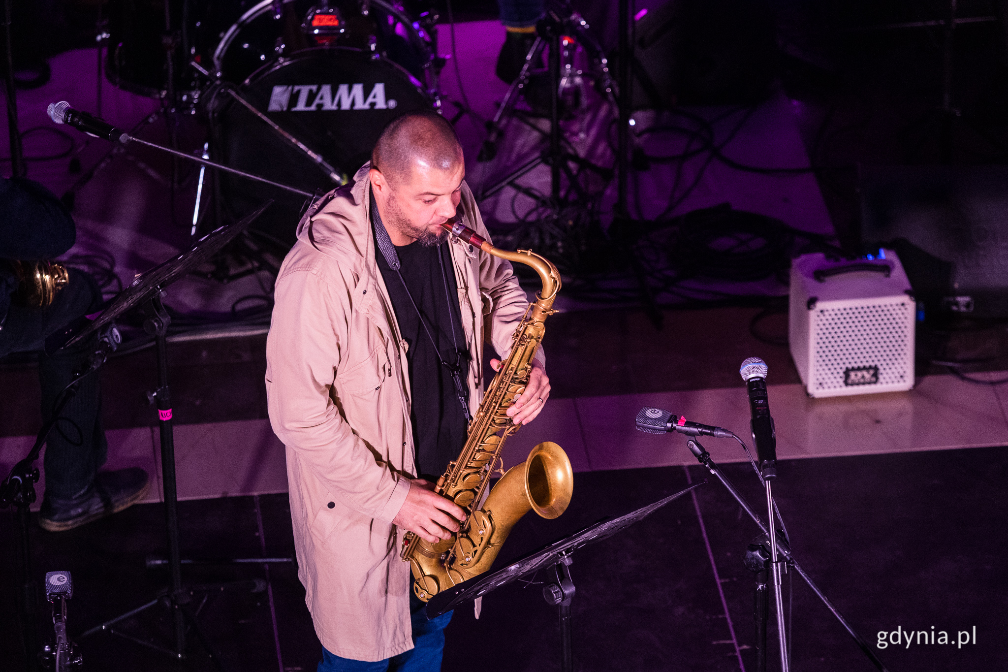 Saksofonista Darek Herbasz podczas Zaduszek Jazzowych w kościele oo. Franciszkan&oacute;w // fot. Karol Stańczak