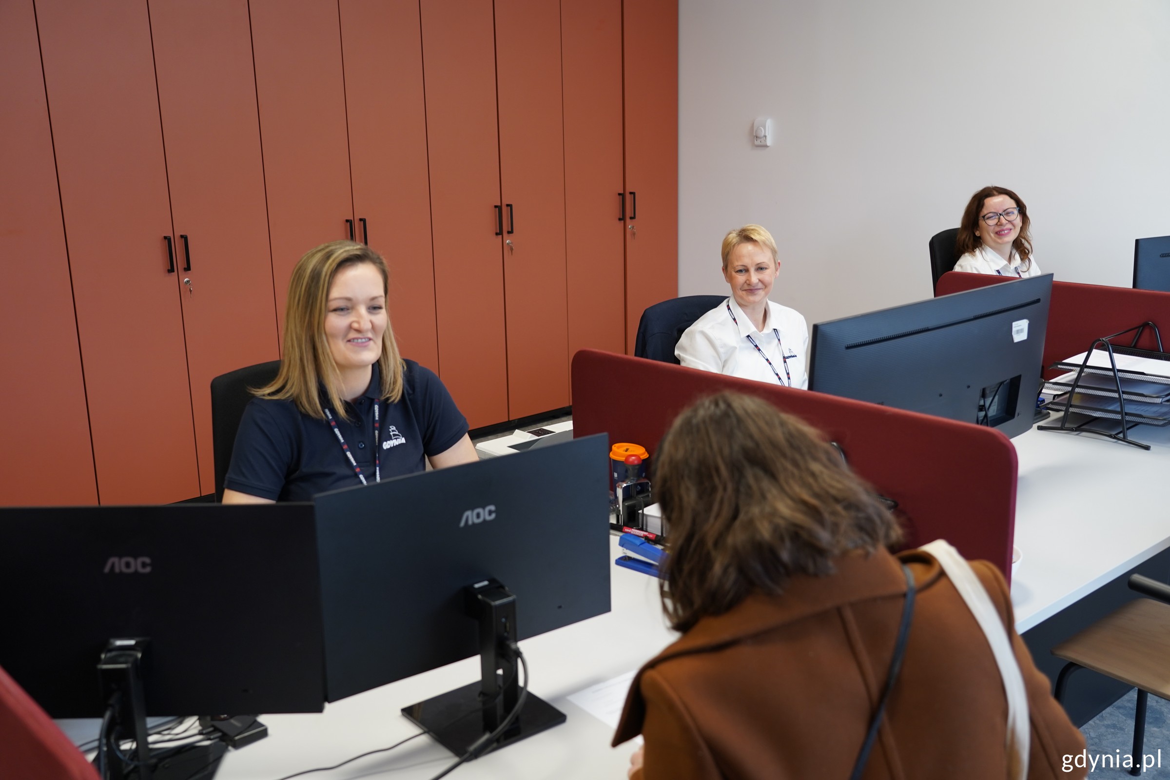 Punkt Obsługi Mieszkańc&oacute;w przy ul. Unruga 39 na Obłużu z paniami z obsługi i mieszkanką