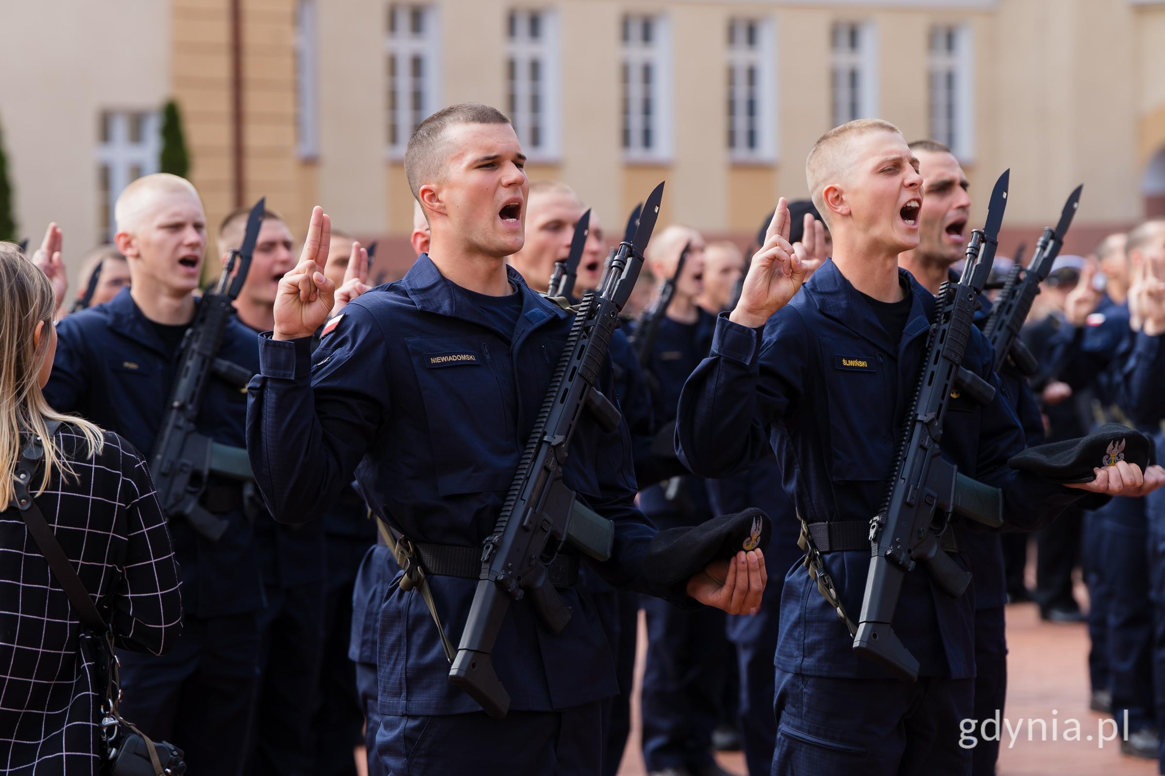 Podchorążowie Akademii Marynarki Wojennej składający przysięgę wojskową (fot. Paweł Budziński)