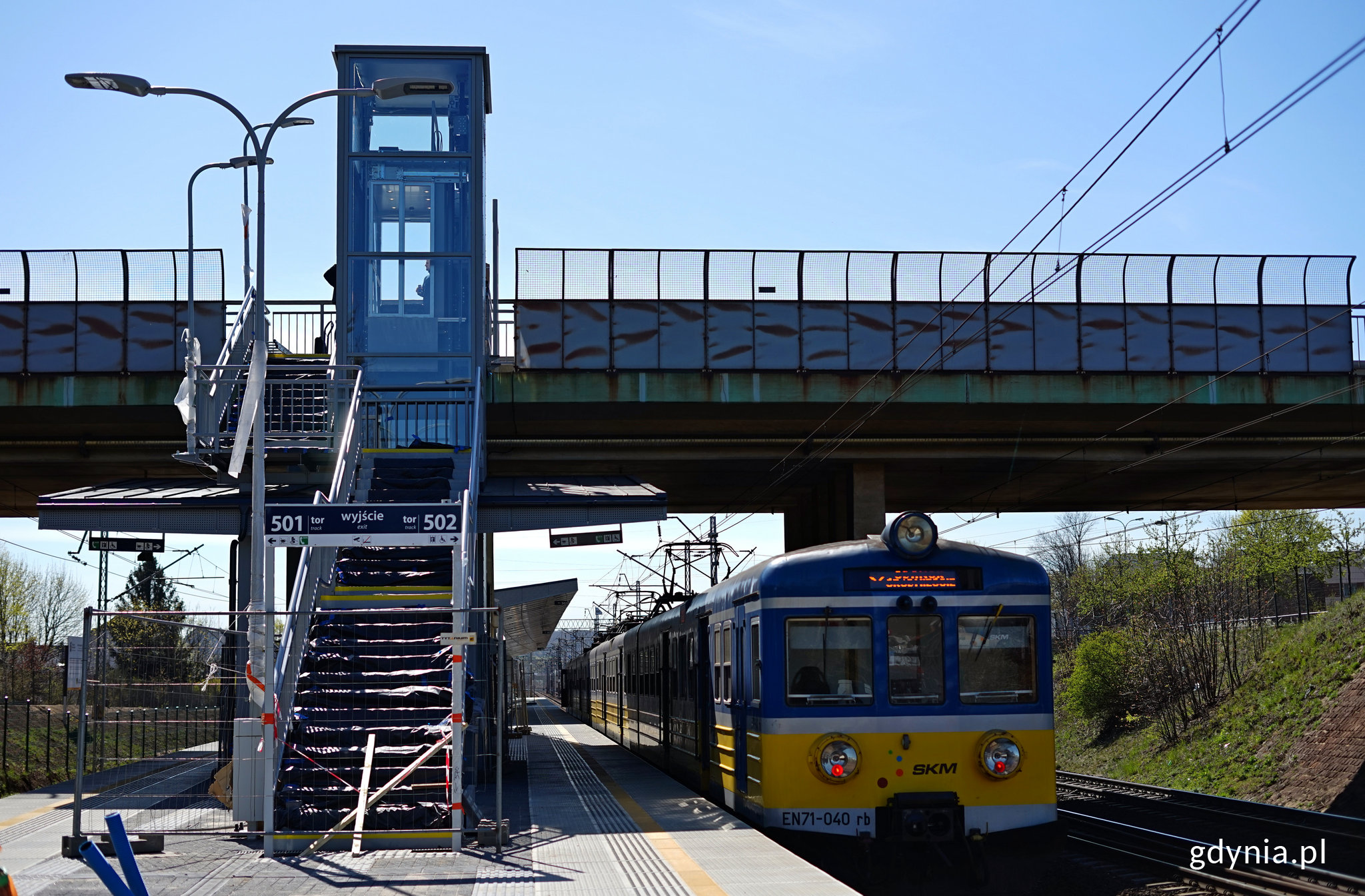 Nowe schody i winda prowadzące na peron od p&oacute;łnocnej strony wiaduktu na ul. Stryjskiej / fot. Kamil Złoch