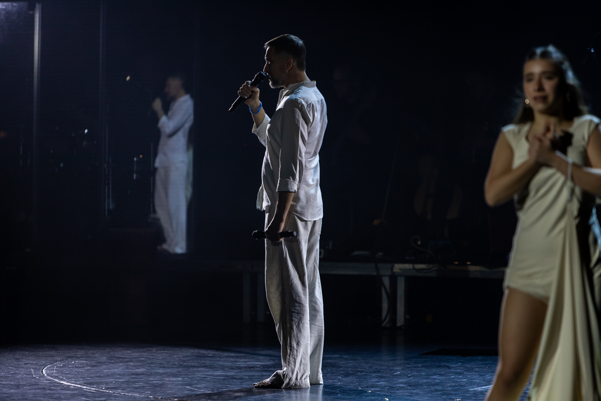 Aktor Tomasz Gregor&nbsp;z c&oacute;rką&nbsp;Igą w utworze &bdquo;Przypływy&rdquo;