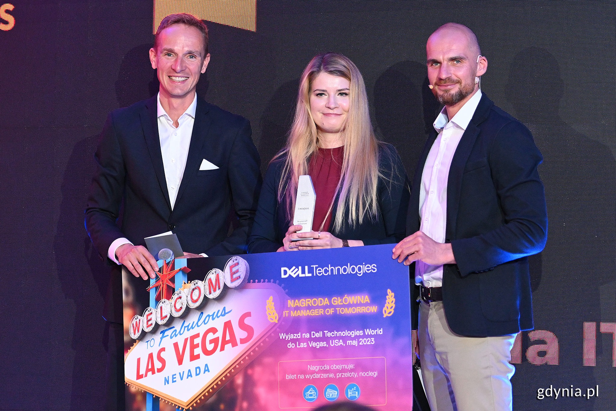 Od lewej: Radosław Buszan z Dell EMC Poland, członek jury, Paulina Święcicka - laureatka konkursu "IT Manager of Tomorrow" oraz Krzysztof Kozakiewicz - CEO w Let's Manage IT i członek jury // fot. Michał Puszczewicz