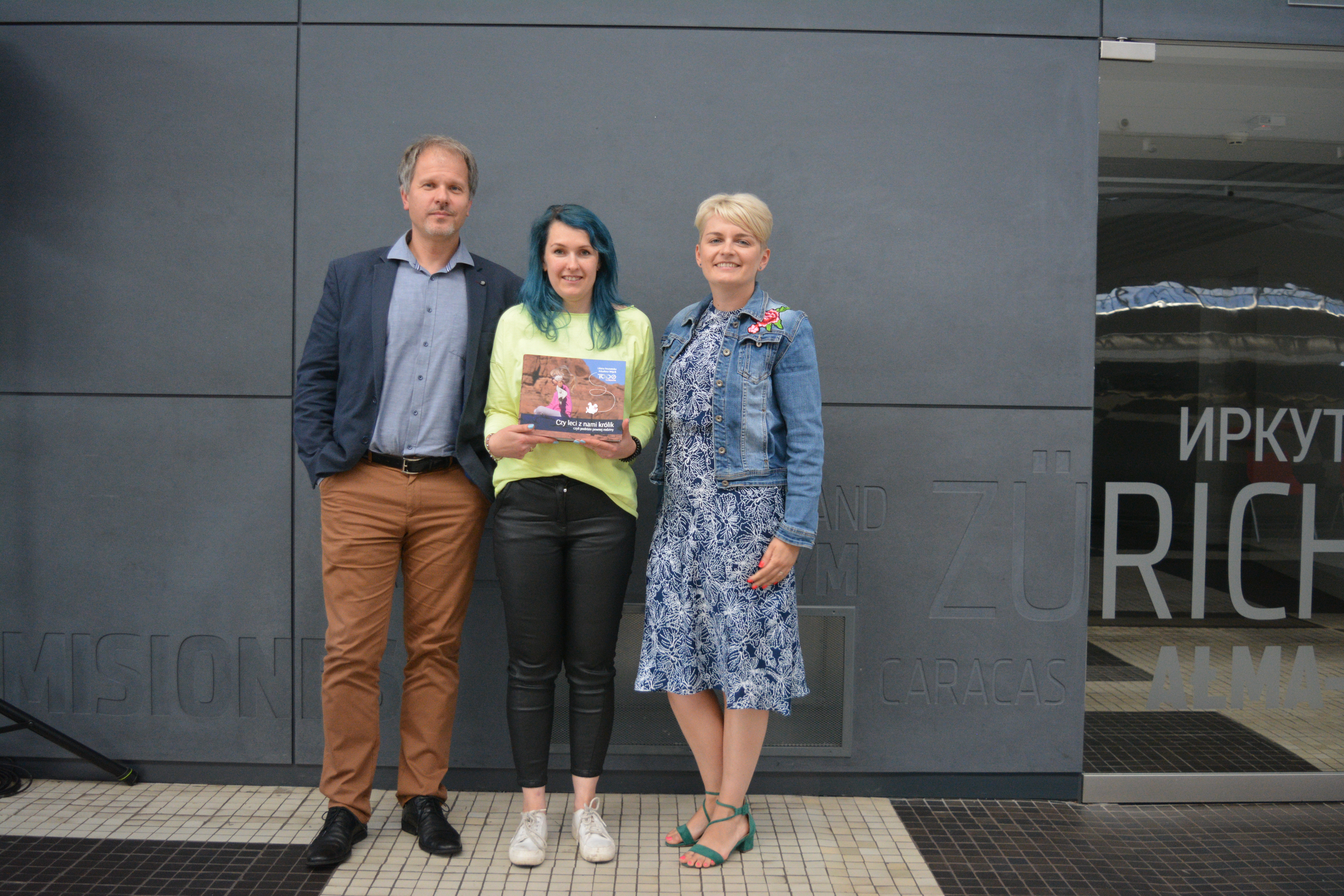 Sobotnie &bdquo;Spotkanie z książką&rdquo;, na zdj. (od lewej) Arkadiusz W&oacute;jcik, Marta Kraszewska i Liliana Poszumska, fot. materiały MEG