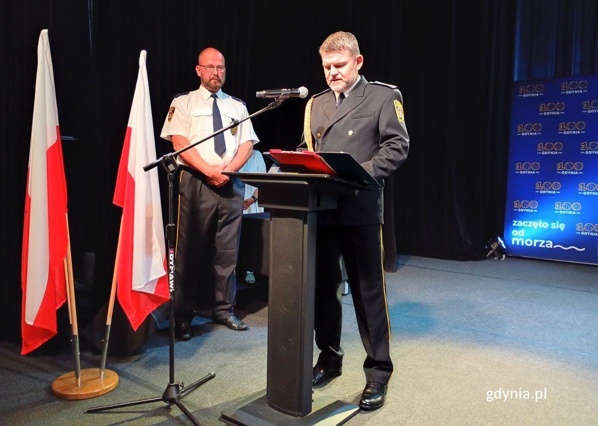 Szef gdyńskich strażnik&oacute;w miejskich Robert Ronduda w trakcie święta SM