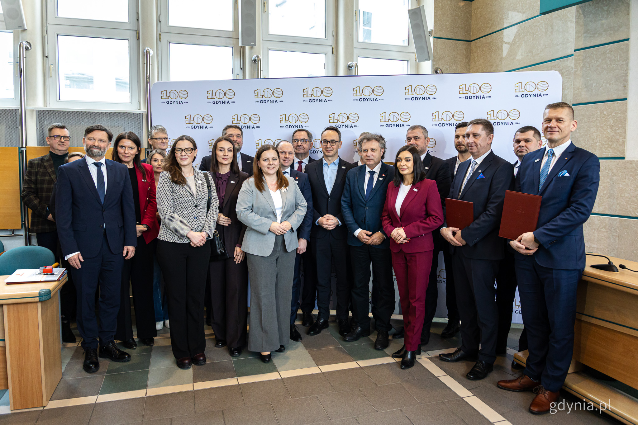 Sala obrad Rady Miasta Gdyni, grupa os&oacute;b pozuje do zdjęcia