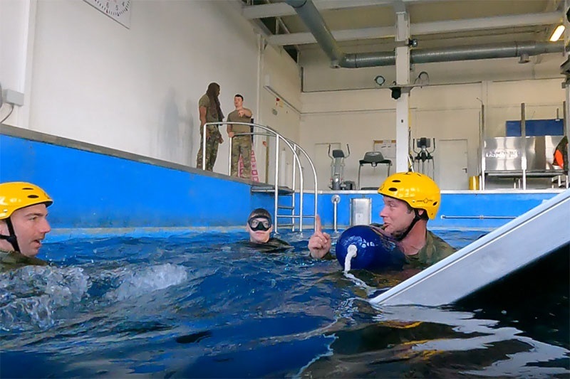 Ćwiczenia amerykańskich lotnik&oacute;w Ośrodku Szkolenia Nurk&oacute;w i Płetwonurk&oacute;w Wojska Polskiego w Gdyni. Fot. kmdr ppor. Michał Drabarczyk