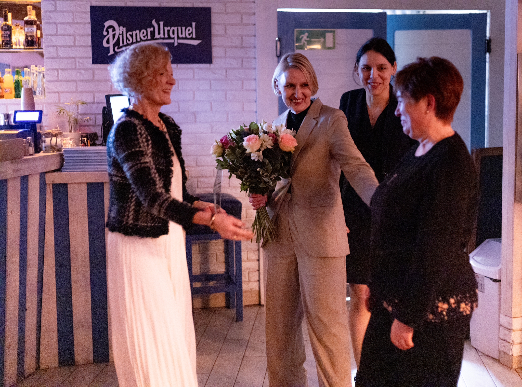 Wyr&oacute;żnienie dla najsympatyczniejszego pracownika roku w PUP w Gdyni odbiera Bożena Rawłuszewicz, fot. Powiatowy Urząd Pracy w Gdyni