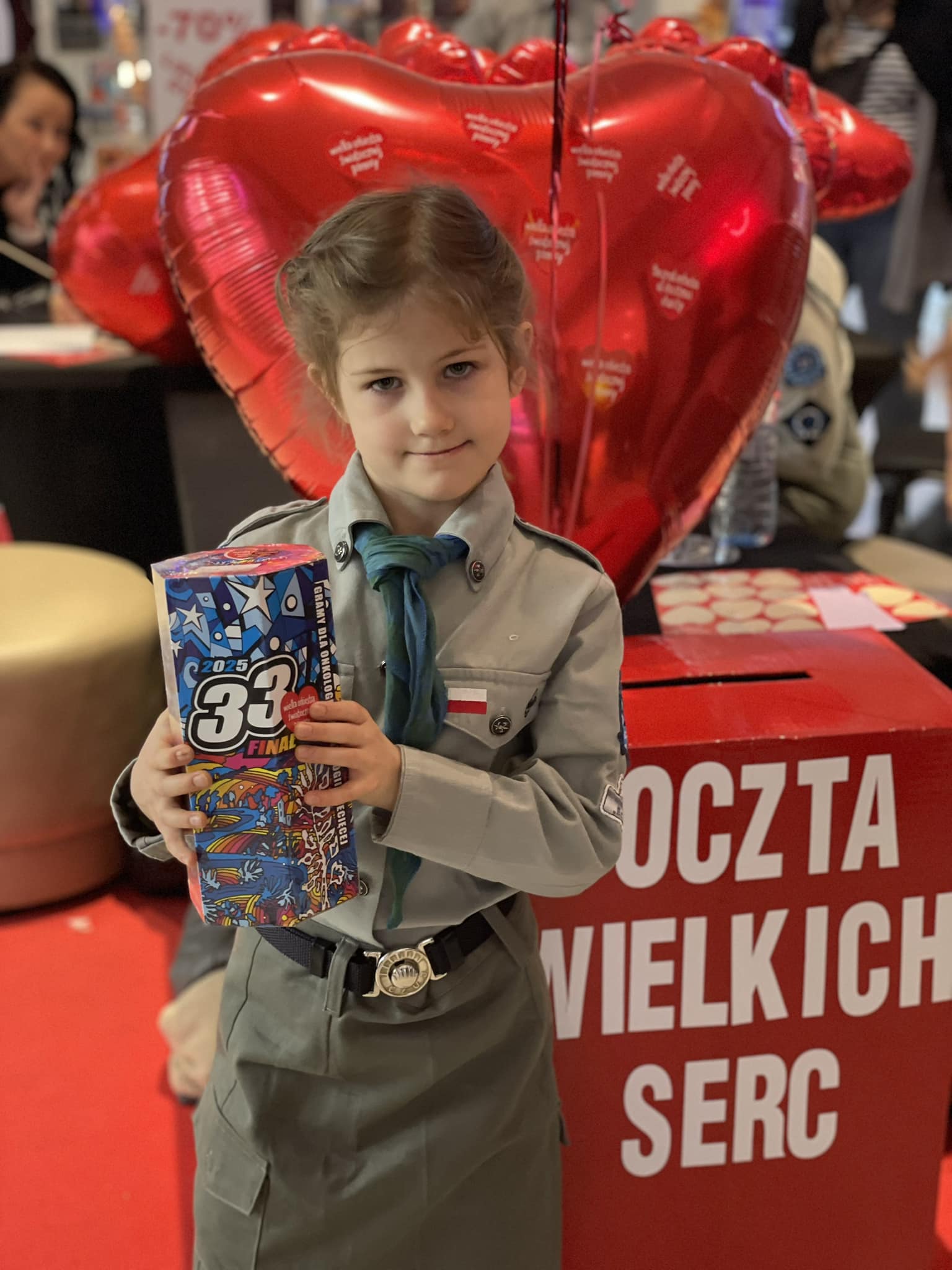 Harcerka przy skrzynce działającej w ramach Poczcie Wielkich Serc (fot. materiały 21. Szczepu &bdquo;Polaris&rdquo; ZHP Gdynia) 