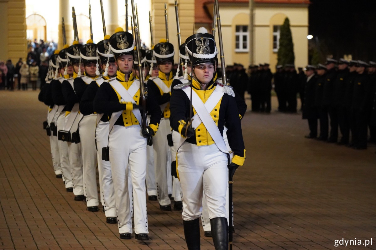 Podchorążowie w historycznych mundurach podczas defilady