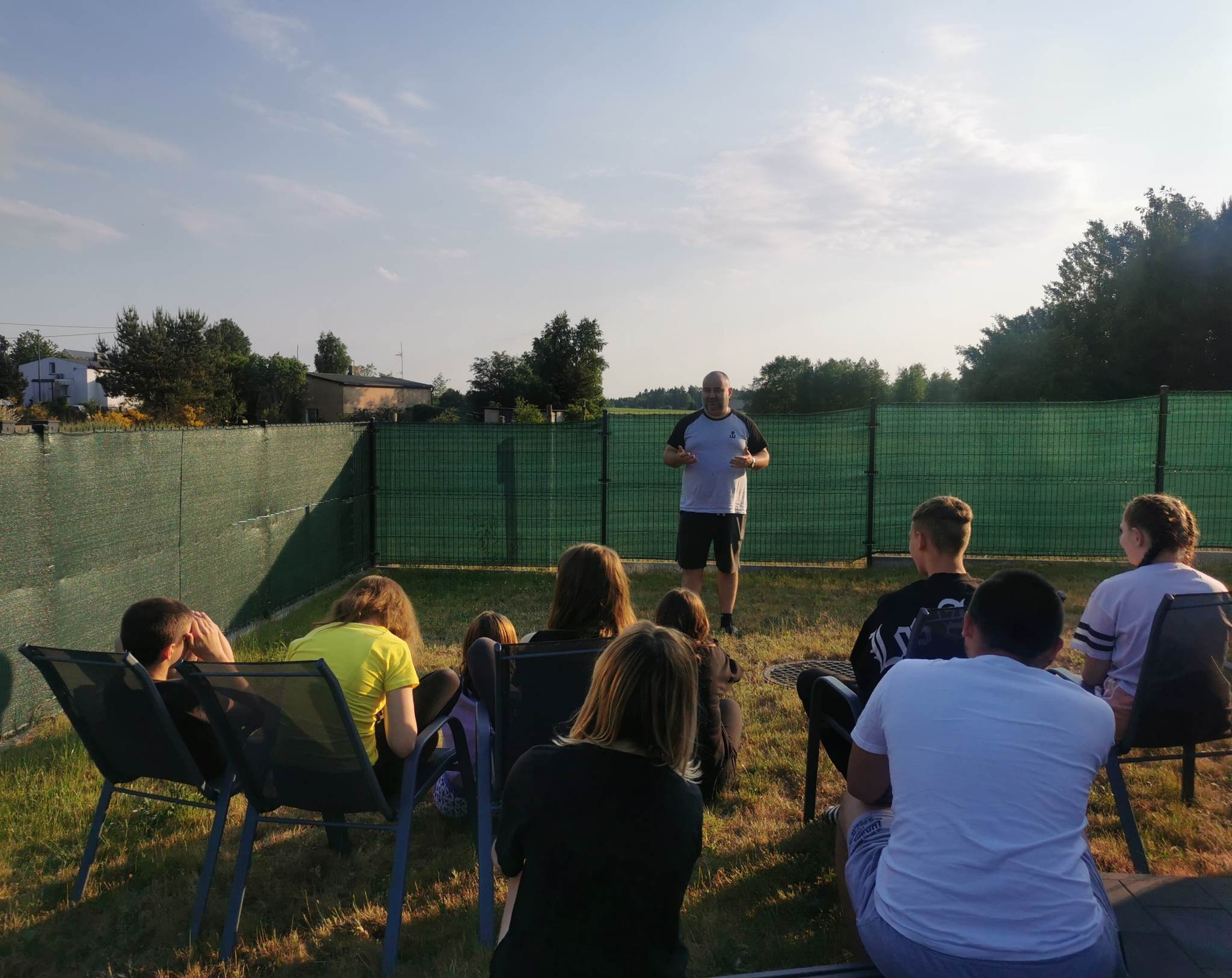 Grupa os&oacute;b podczas spotkania