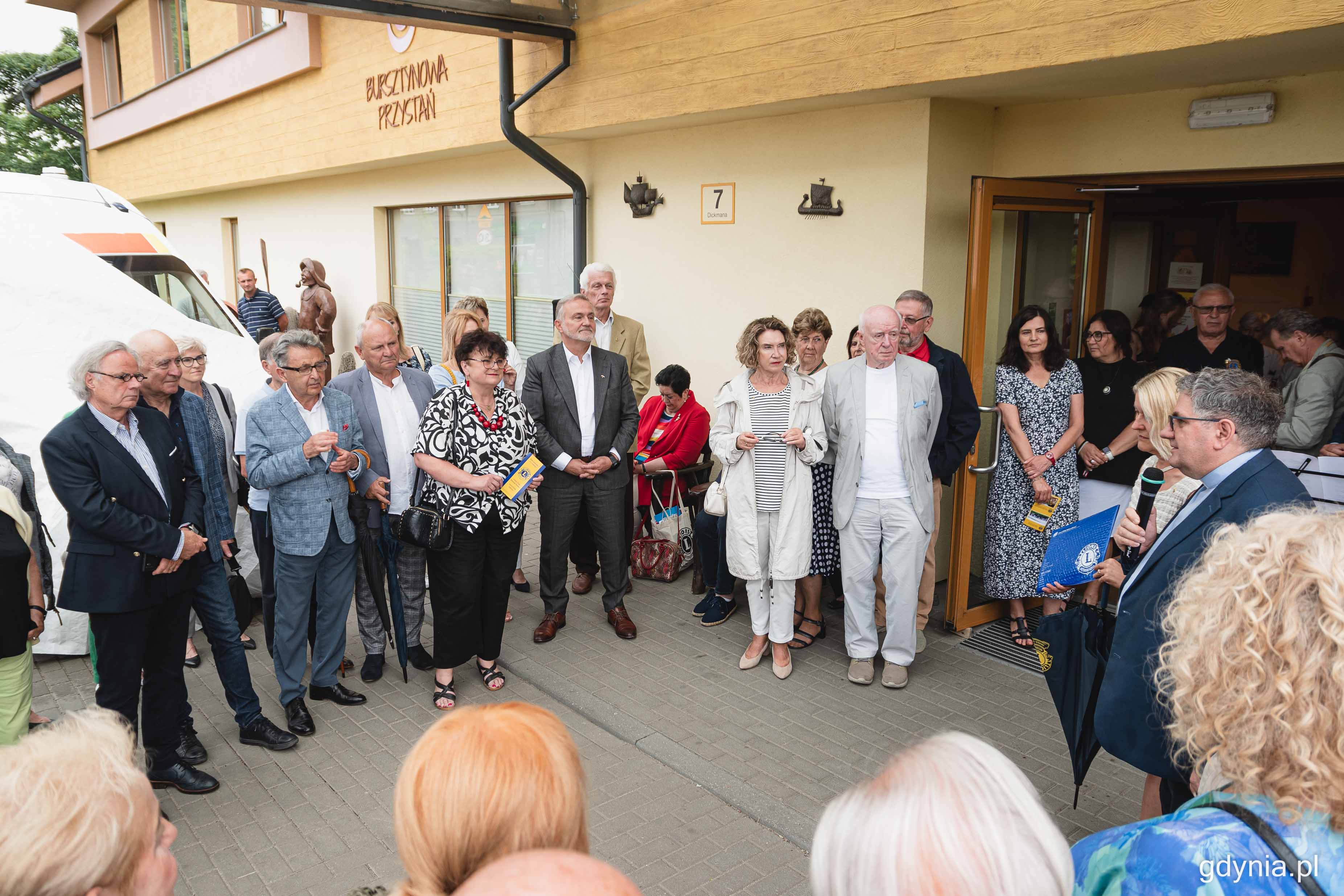 Uczestnicy symbolicznego przekazania karetki dla hospicjum, fot. Kamil Złoch