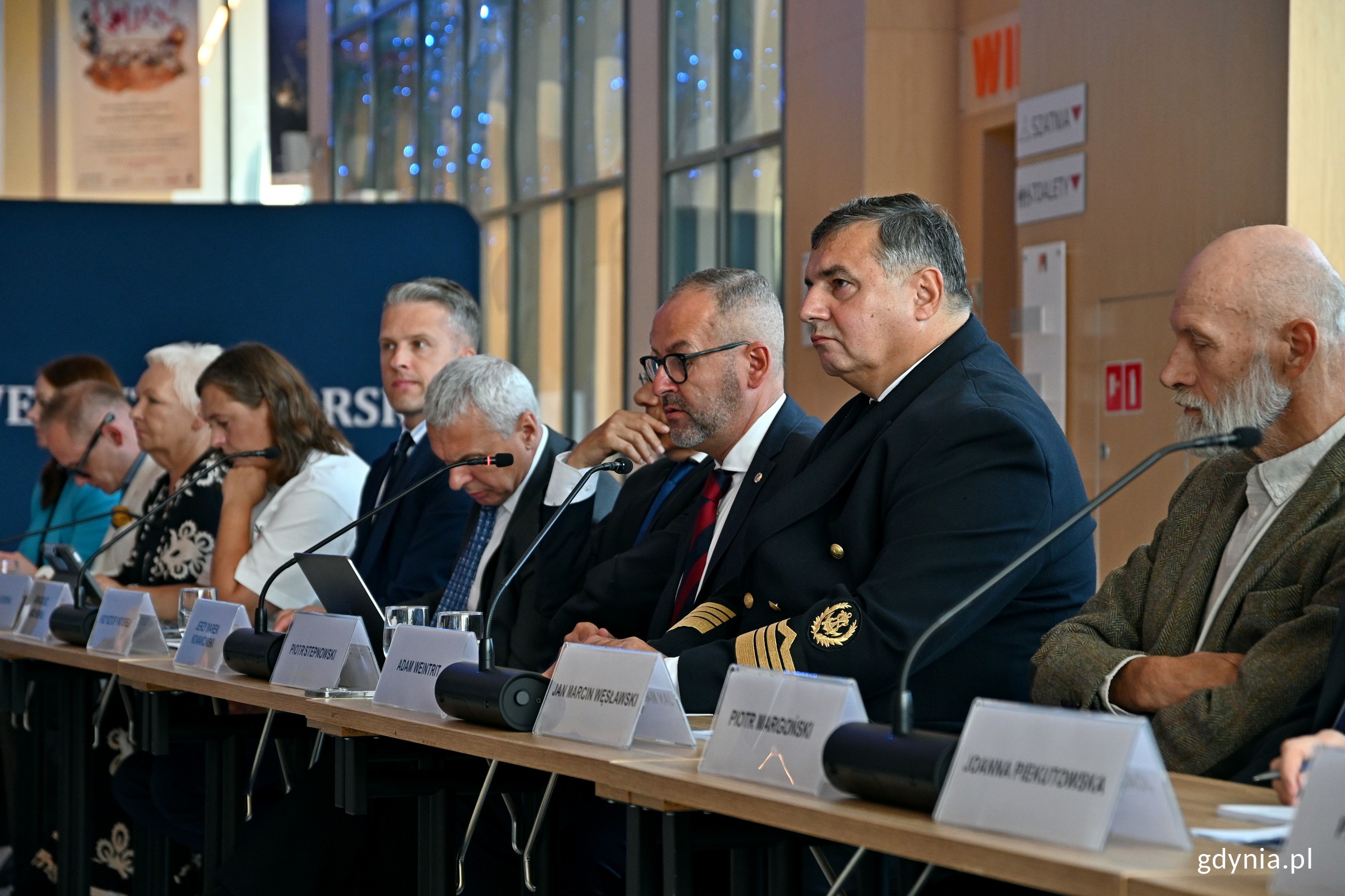 Od prawej: dyrektor Instytutu Oceanologii Polskiej Akademii Nauk Jan Marcin Węsławski, prof. dr hab. inż. kpt. ż.w. Adam Weintrit - rektor Uniwersytetu Morskiego w Gdyni, prof. dr hab. Piotr Stepnowski - rektor Uniwersytetu Gdańskiego oraz Krzysztof Paturej - prezes Międzynarodowego Centrum Bezpieczeństwa Chemicznego ICCSS podczas wyjazdowego posiedzenia komisji senackich w Gdyni (fot. Magdalena Czernek)