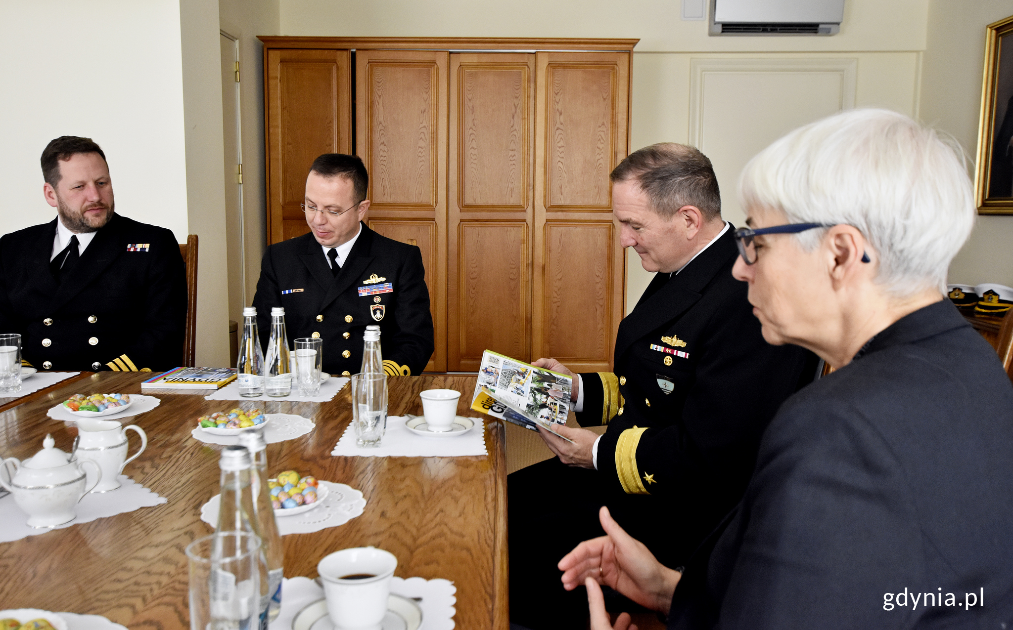 Wizyta dow&oacute;dc&oacute;w okręt&oacute;w z grupy SNMG-1 u przewodniczącej Rady Miasta, Joanny Zielińskiej, fot. Kamil Złoch