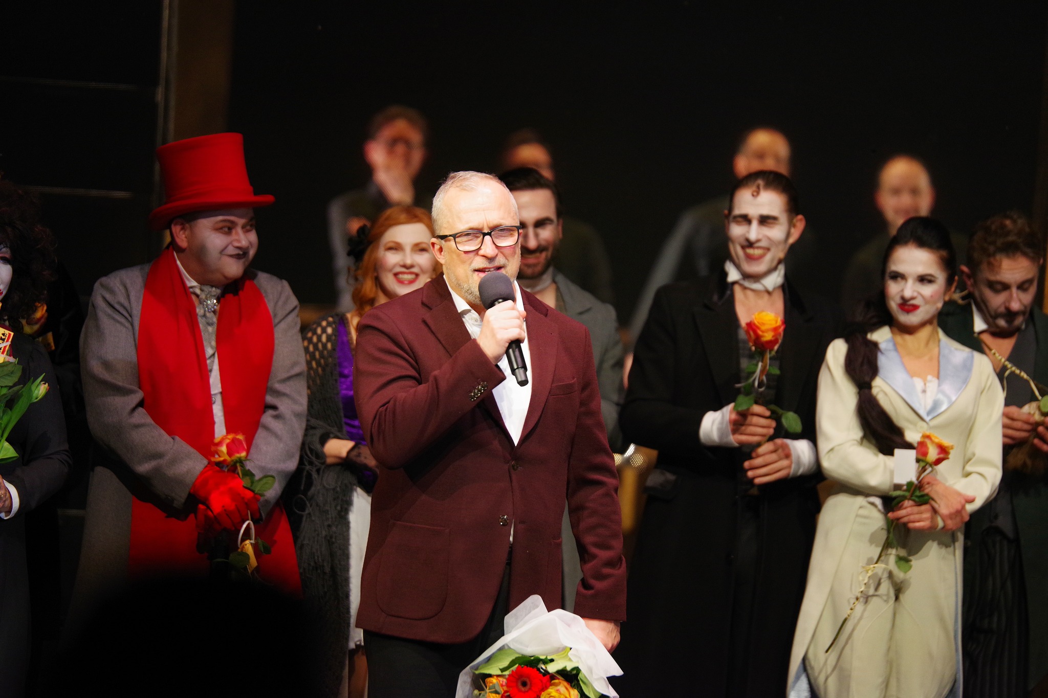 Reżyser Wojciech Kościelniak z aktorami podczas jubileuszowego spektaklu&nbsp;&bdquo;Lalki&rdquo; na scenie Teatru Muzycznego
