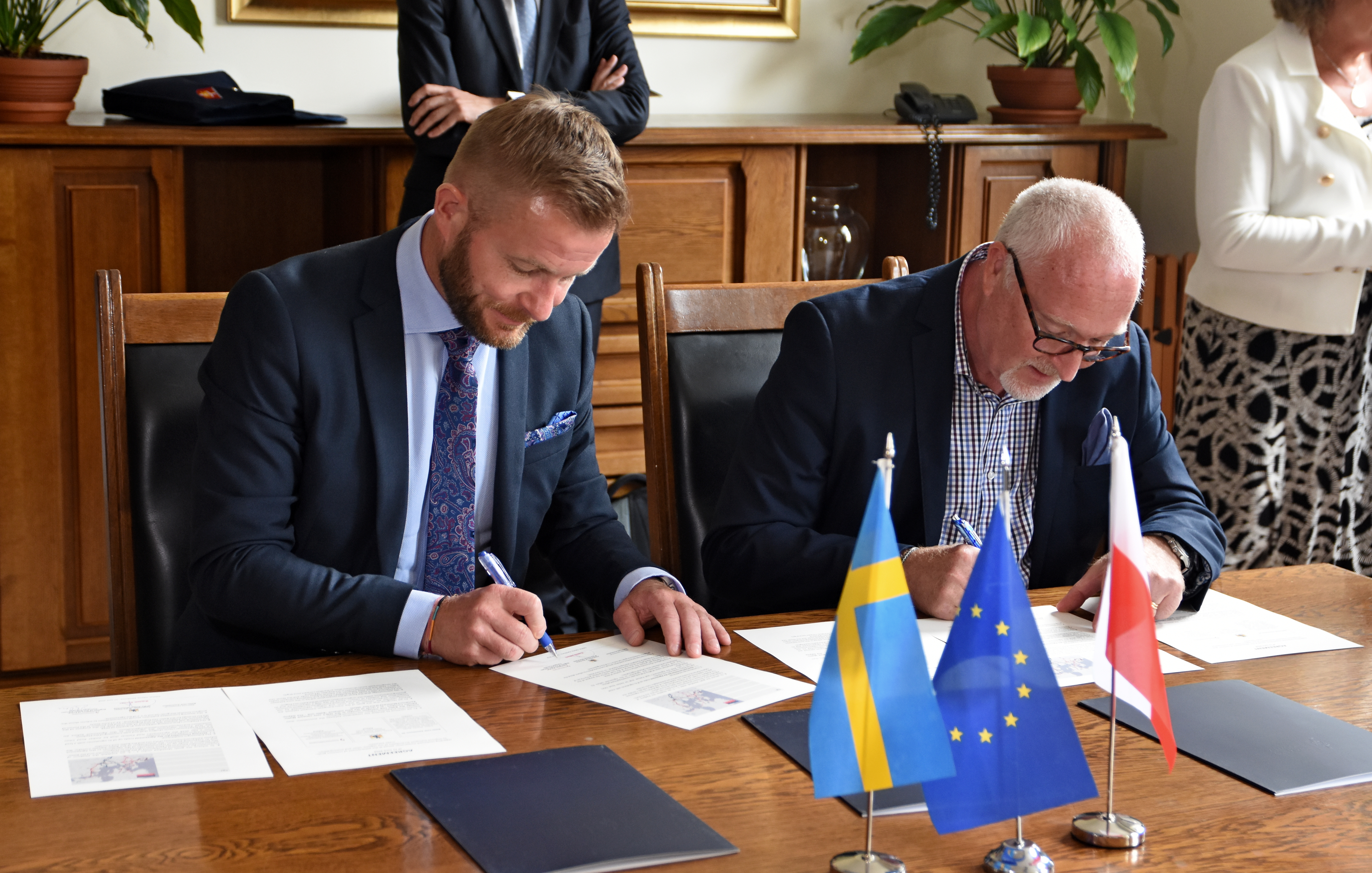 Ryszard Świlski i Patrik Hansson podpisują porozumienie o wsp&oacute;łpracy, fot. Kamil Złoch