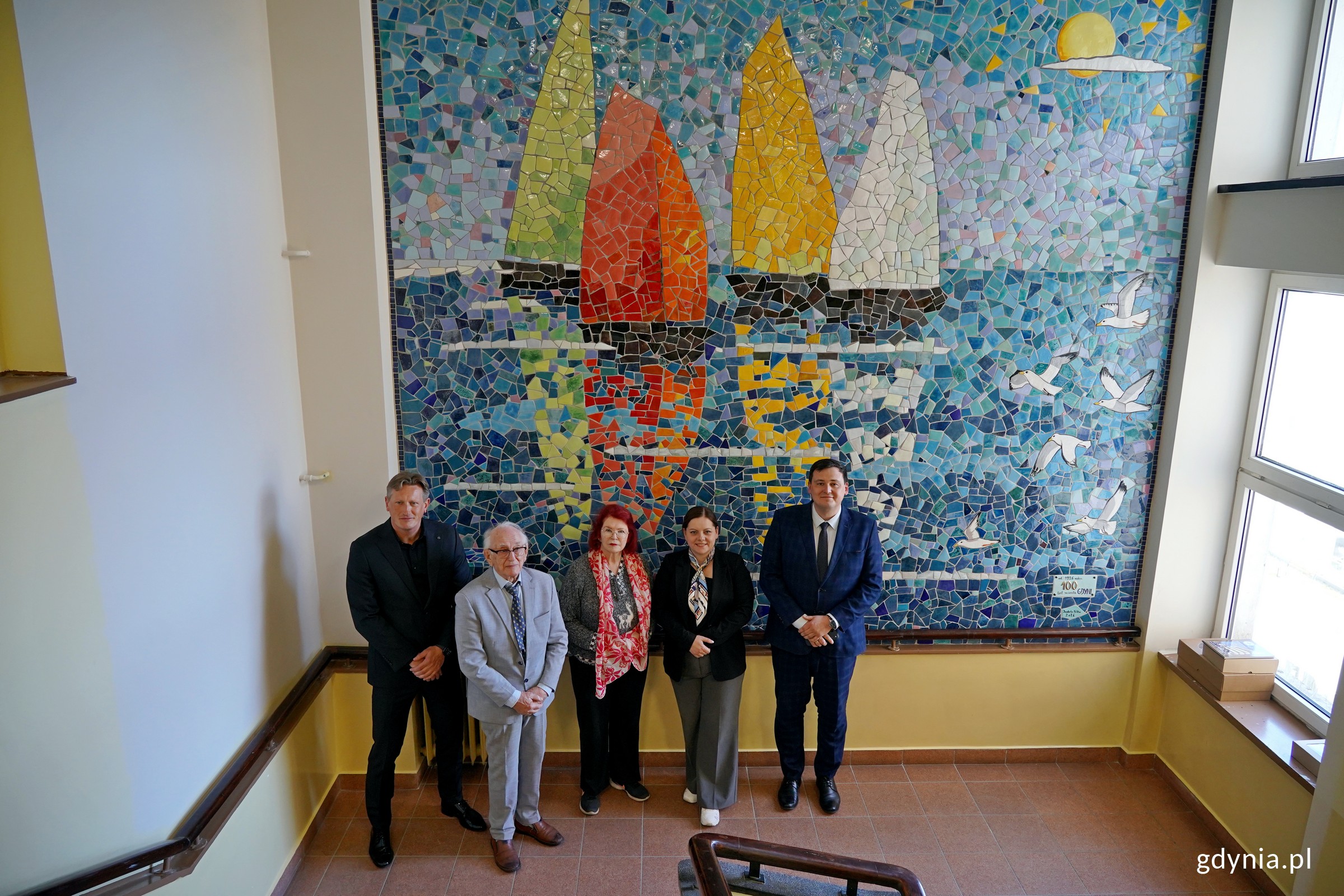 Od prawej: Łukasz Kobus &ndash; sekretarz miasta i dyrektor generalny Urzędu Miasta Gdyni, prezydent Aleksandra Kosiorek, dr Izabela Fołta &ndash; chirurg i autorka mozaik, dr Andrzej Kolejewski oraz Bartosz Domański &ndash; prezes zarządu Specjalistycznej Przychodni Lekarskiej &bdquo;Śr&oacute;dmieście&rdquo; przy mozaice na stulecie Gdyni (fot. Magdalena Czernek)