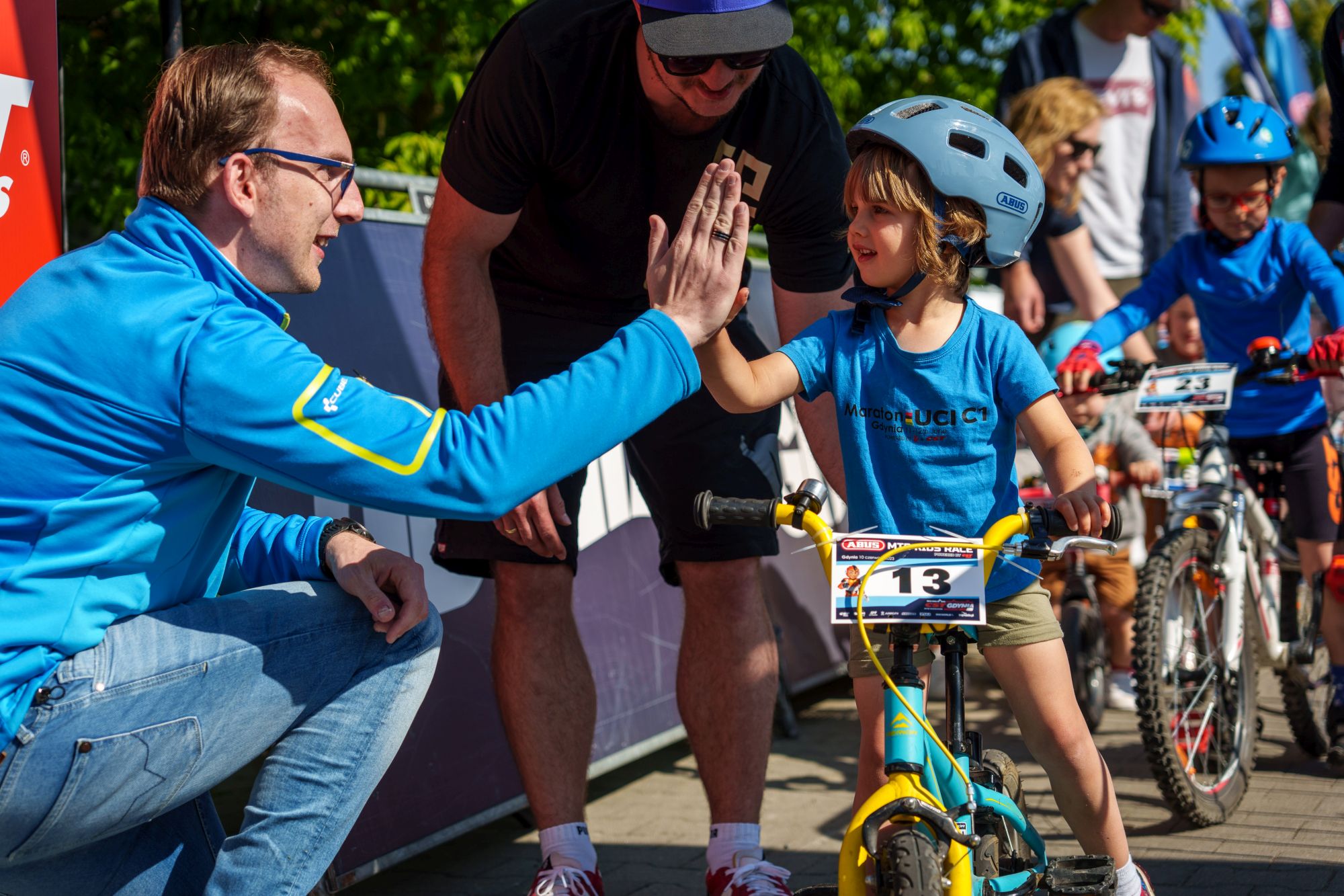 Jakub Ubych przybija piątkę uczestniczce zawod&oacute;w