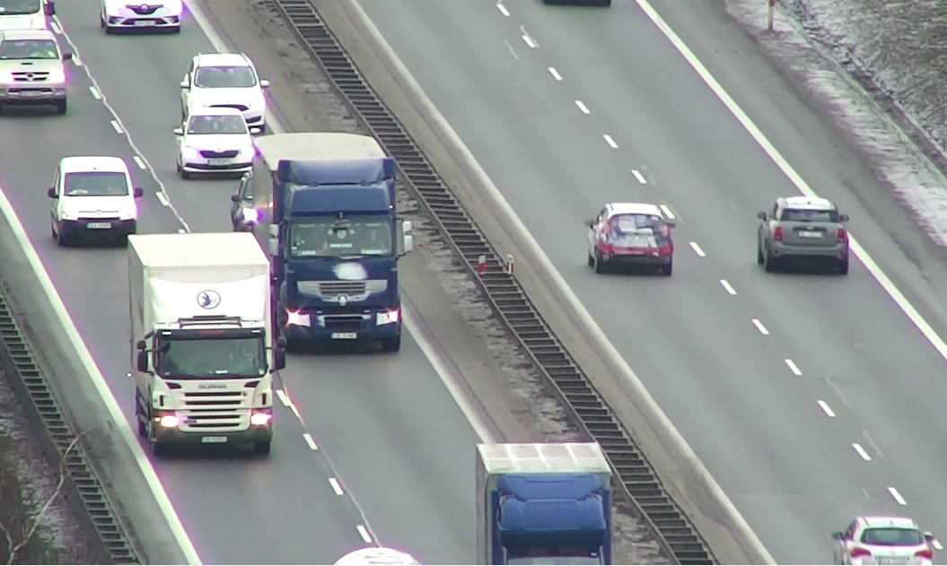 Podgląd z drona na Obwodnicę Tr&oacute;jmiasta pozwolił na zauważenie ciężar&oacute;wek ignorujących zakaz wyprzedzania, fot. Komenda Miejska Policji w Gdyni / mat. prasowe