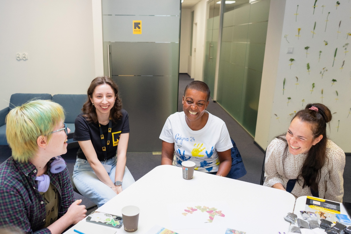 Adjoa Andoh, brytyjska aktorka, gwiazda serialu &bdquo;Bridgertonowie&rdquo; i ambasadorka organizacji ORC, podczas spotkania w Centrum Społecznościowym &bdquo;Vchasno&rdquo; w Gdyni (fot. Tamara Kiptenko/International Rescue Committee)