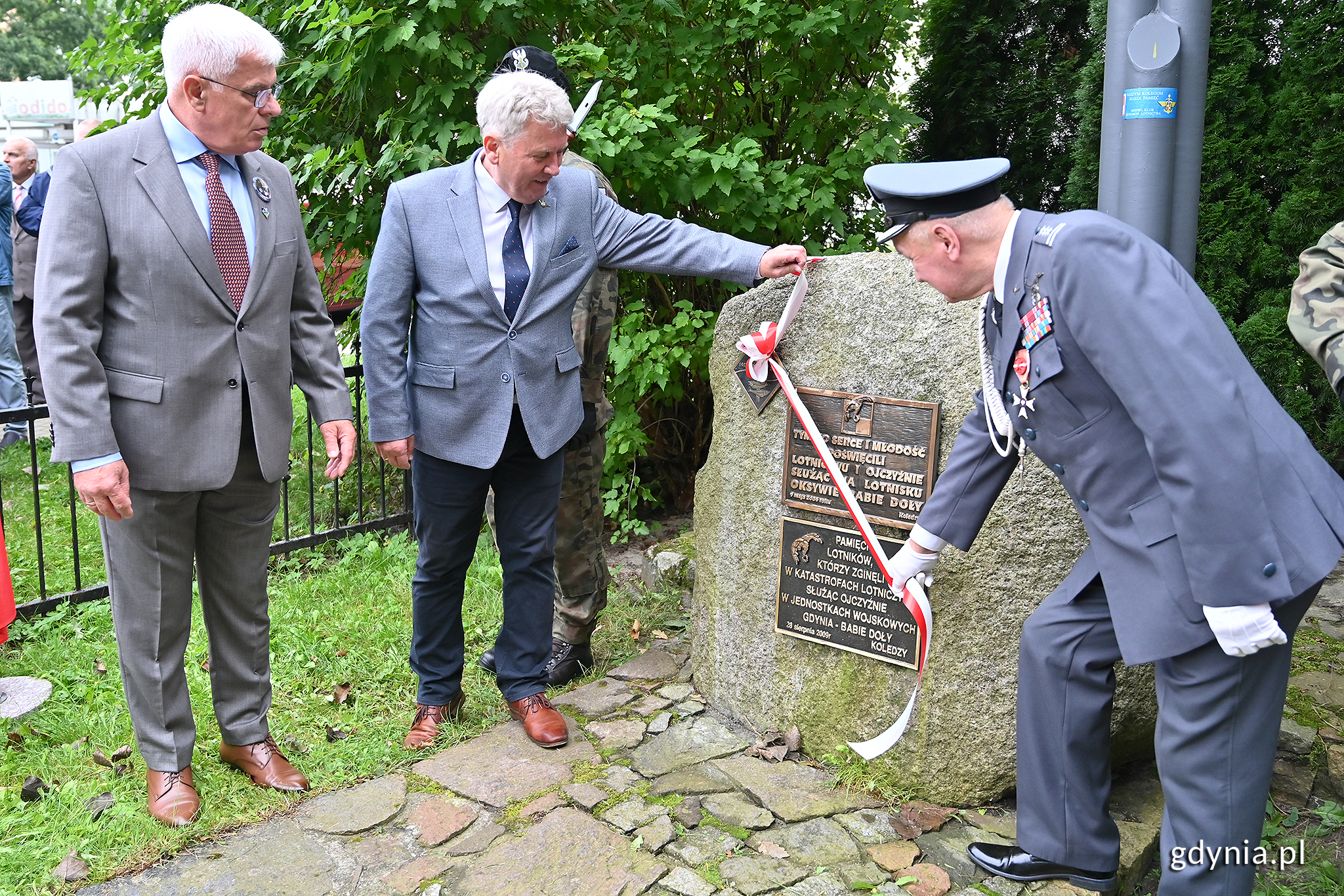 Pamiątkowy obelisk w Babich Dołach zyskał tabliczkę poświęconą 70-leciu uformowania 34. PLM, fot. Michał Puszczewicz