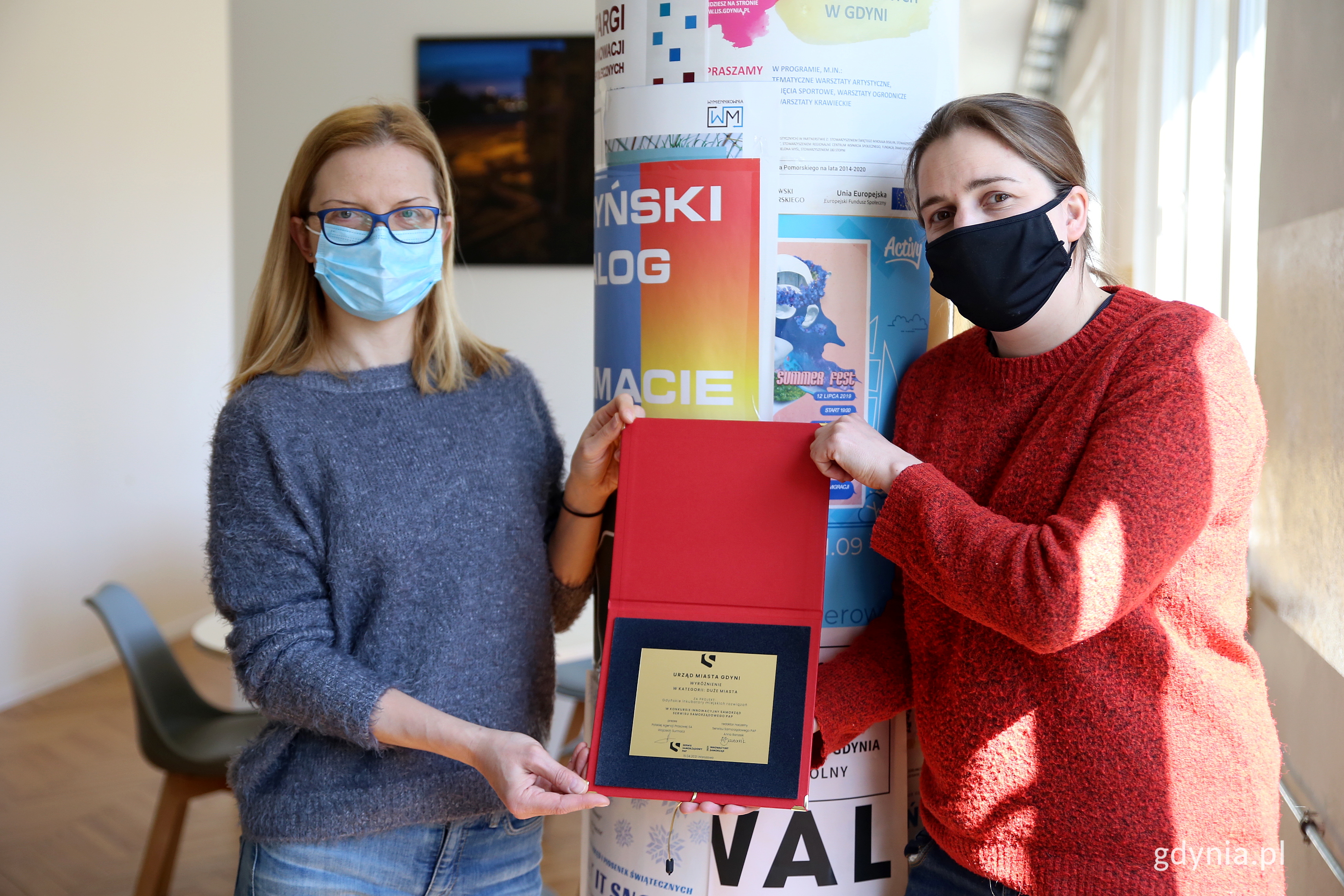 Joanna Pytel i Monika Listwoń z Laboratorium Innowacji Społecznych z wyr&oacute;żnieniami "Innowacyjny Samorząd" // fot. Przemysław Kozłowski