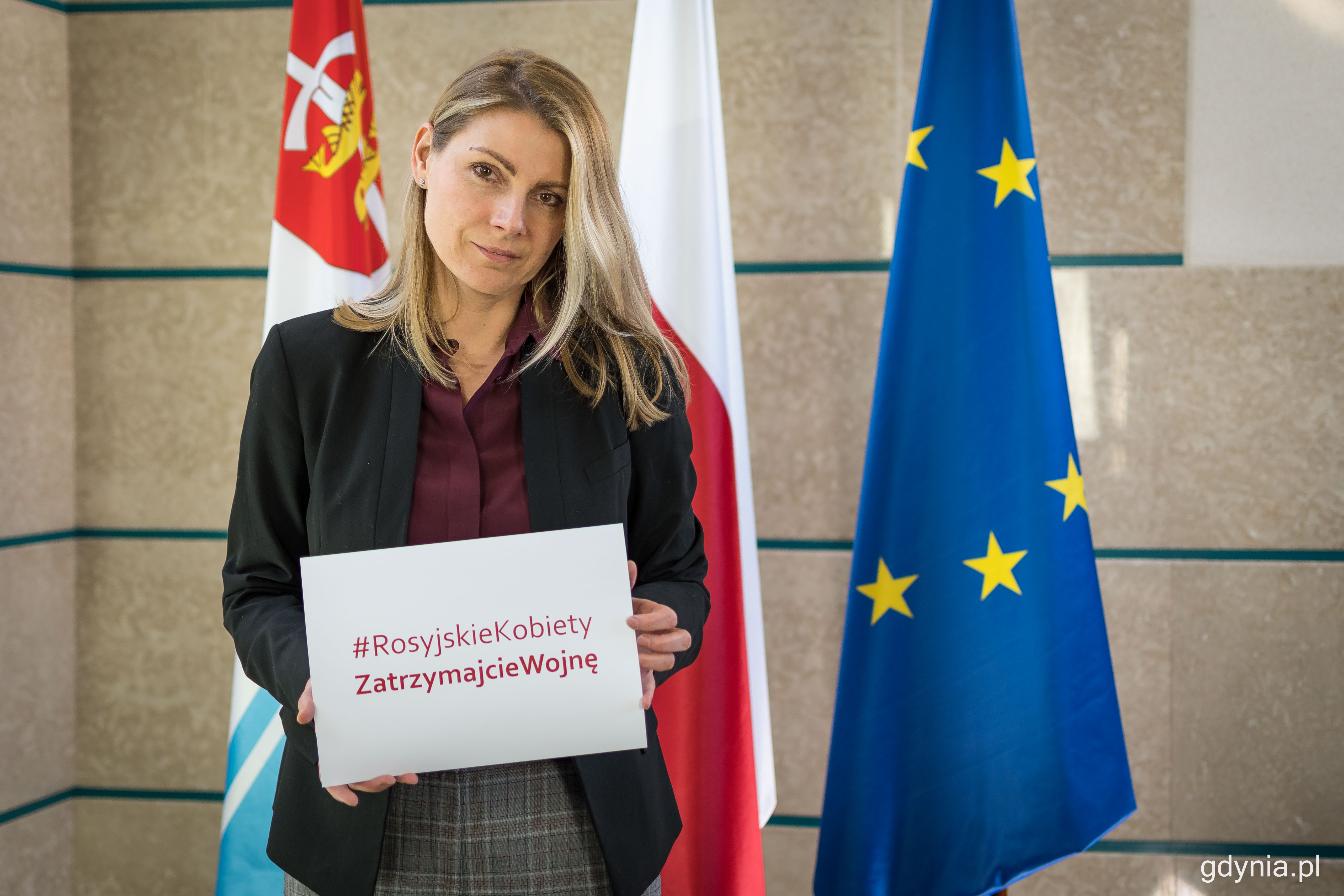 &ndash; Nie chcemy być obojętne wobec tej brutalnej wojny. Dlatego dziś, w Dniu Kobiet, łączymy siły i jednym głosem zwracamy się do Rosjanek: #RosyjskieKobietyZatrzymajcieWojnę &ndash; m&oacute;wi Aleksandra Mendryk, skarbnik Gdyni.