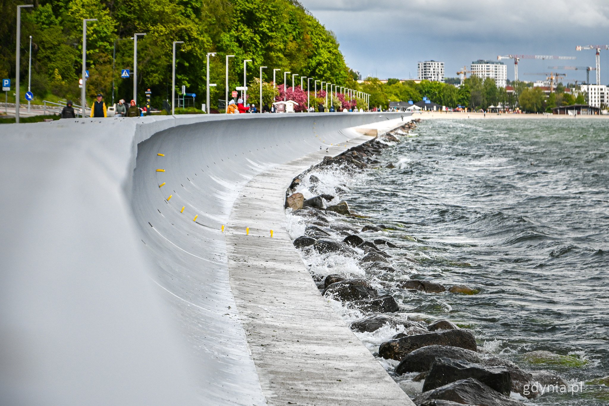 Bulwar Nadmorski, widoczny odbijacz fal, morskie fale, wietrzna pogoda, szara konstrukcja, w tle bulwar
