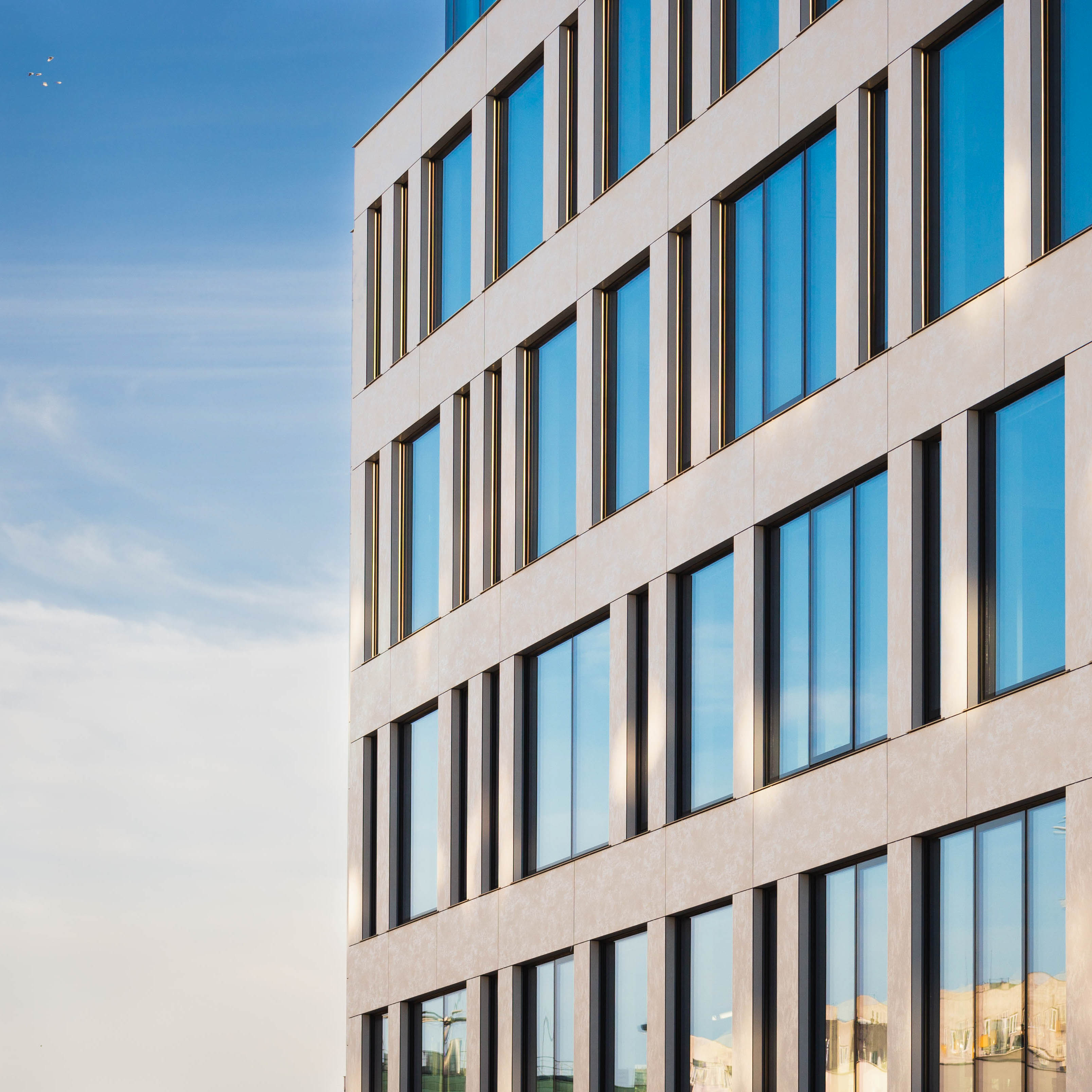 Biel na elewacji, proste w swojej formie kształty - tak wygląda Officer, czyli nowy biurowiec w Śr&oacute;dmieściu, fot. mat. prasowe