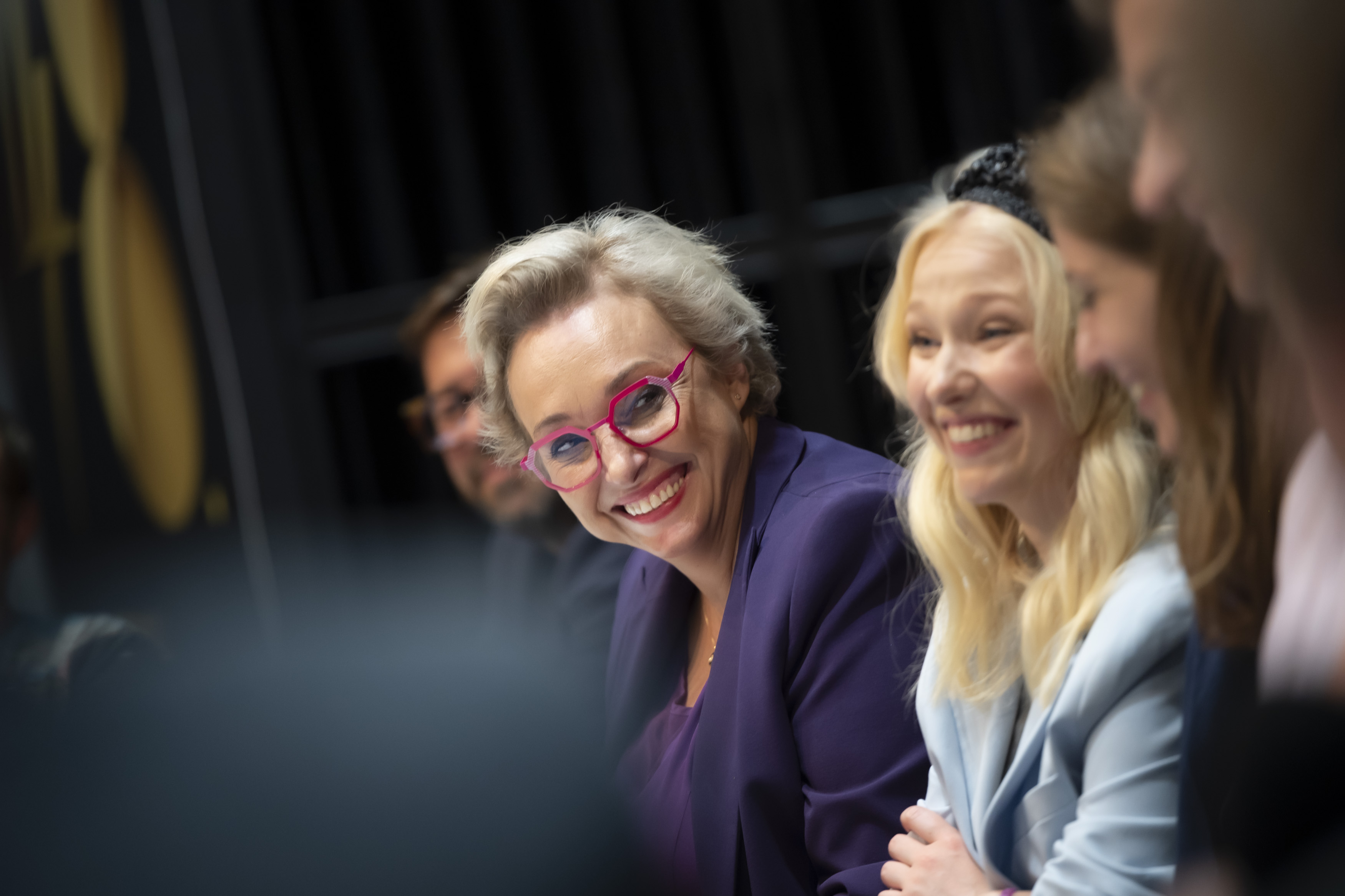 Konferencja prasowa, rząd os&oacute;b, uśmiecha się Kinga Dębska