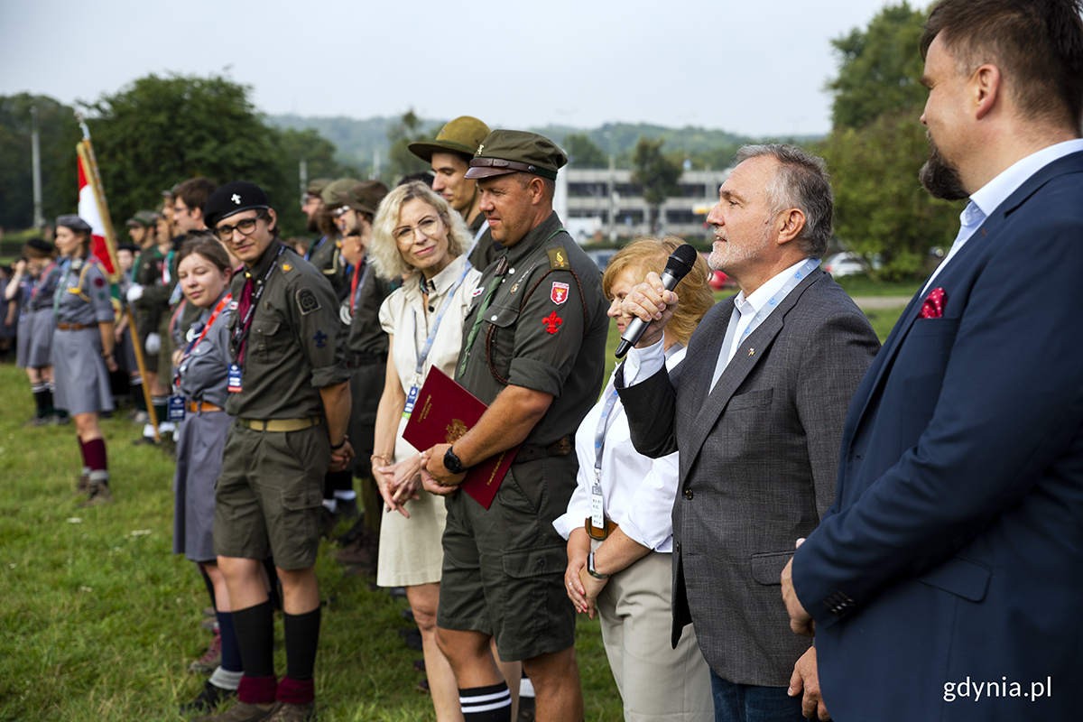 Wojciech Szczurek, prezydent Gdyni oraz były harcerz ZHR przemawia do harcerzy podczas otwarcia Zlotu. Fot. Przemysław Kozłowski 