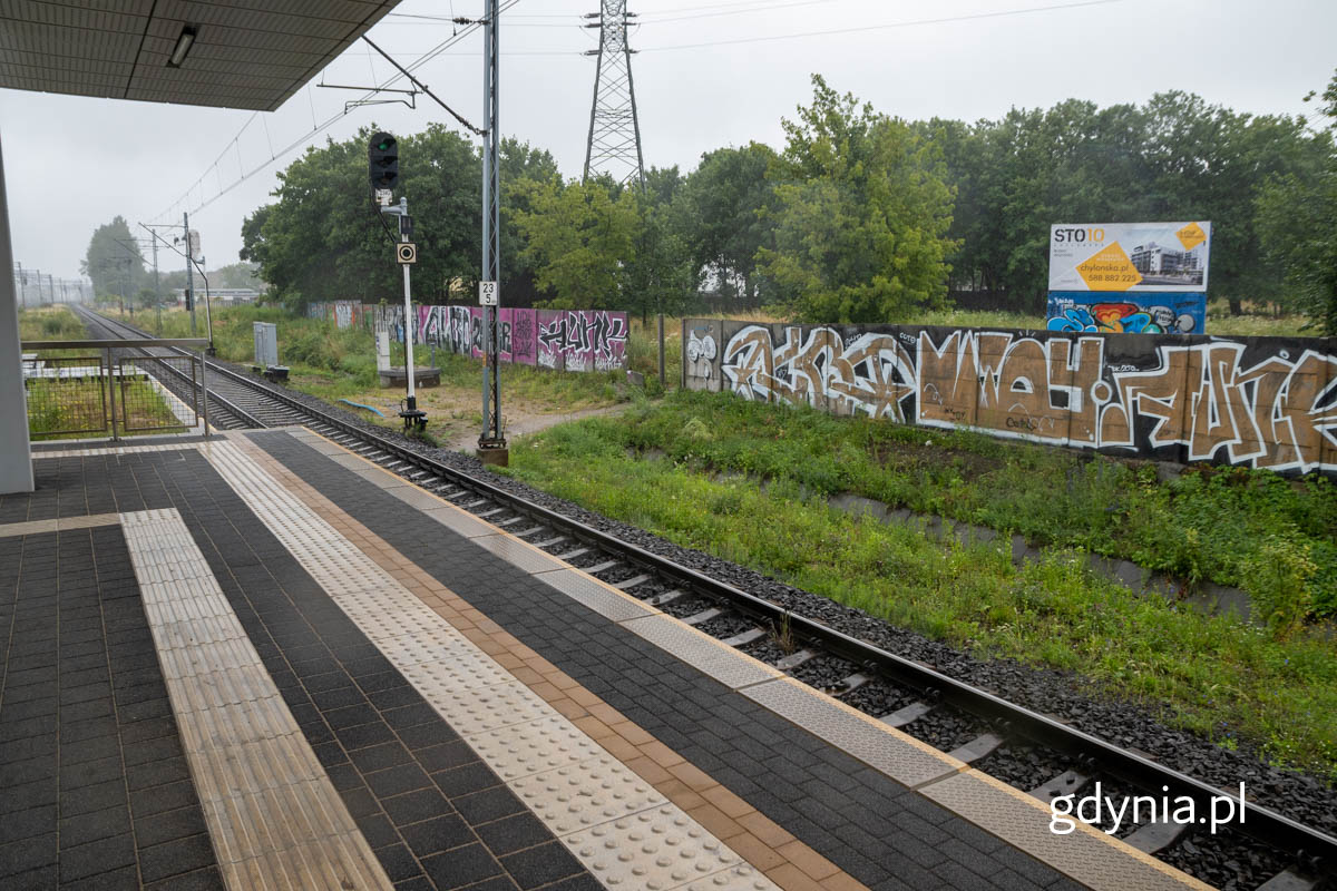Peron SKM Grab&oacute;wek z widokiem na stronę po kt&oacute;rej pojawi się nowy chodnik 