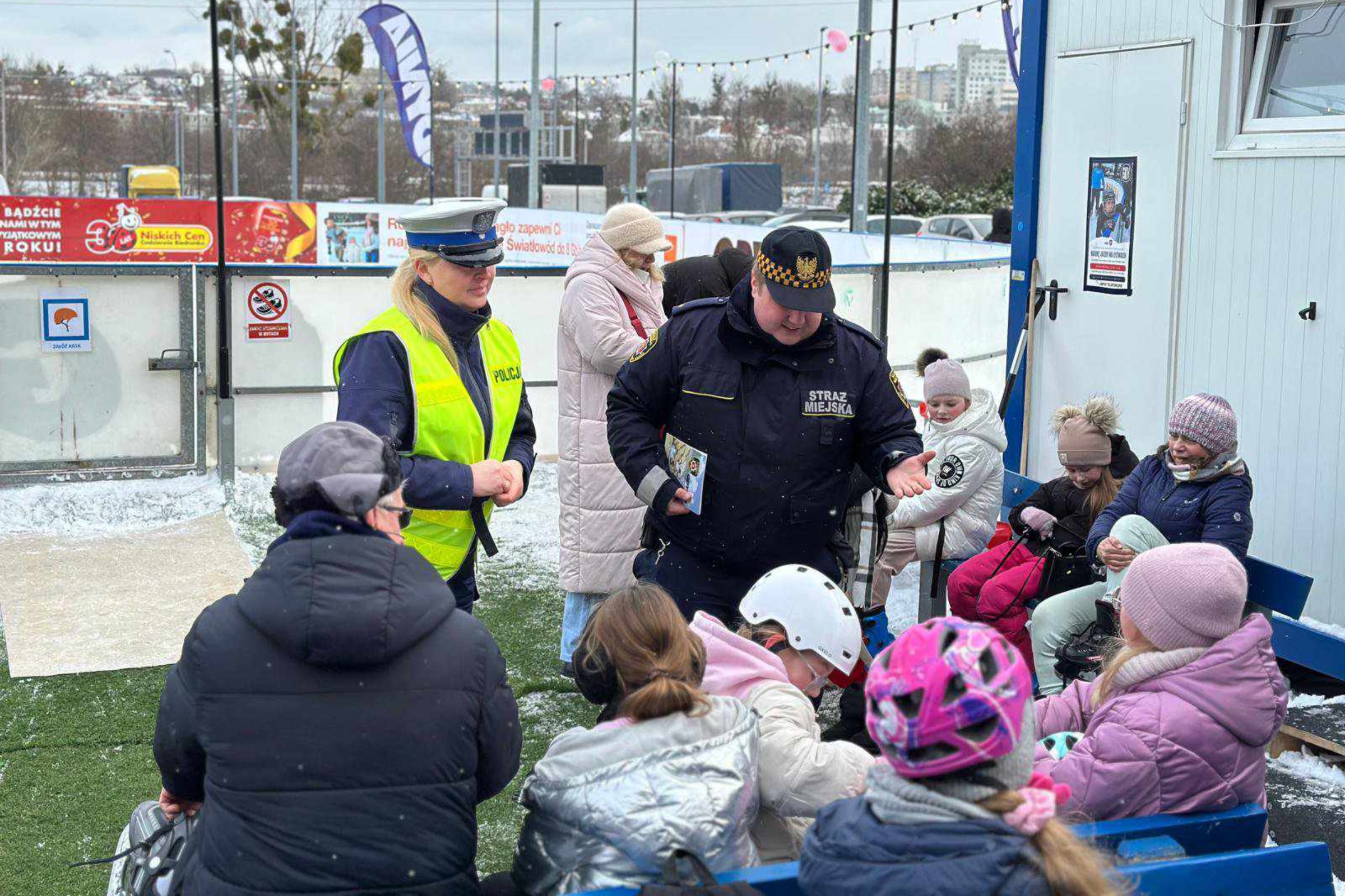 Strażnik miejski i policjantka podczas akcji edukacyjnej w ferie zimowe (fot. materiały prasowe)